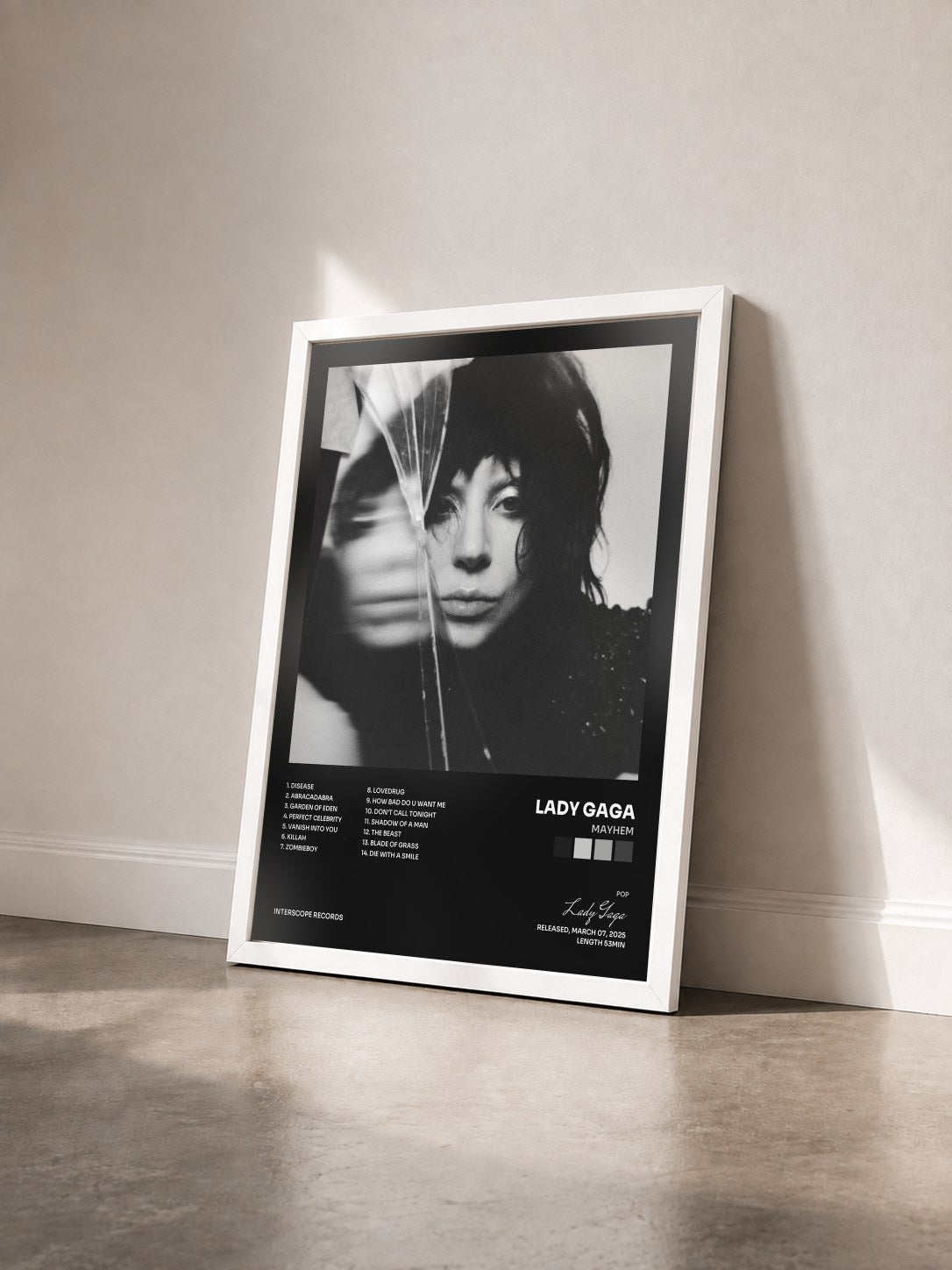 #blanc Tableau de l'album MAYHEM de Lady Gaga vu de trois quarts, cadre blanc