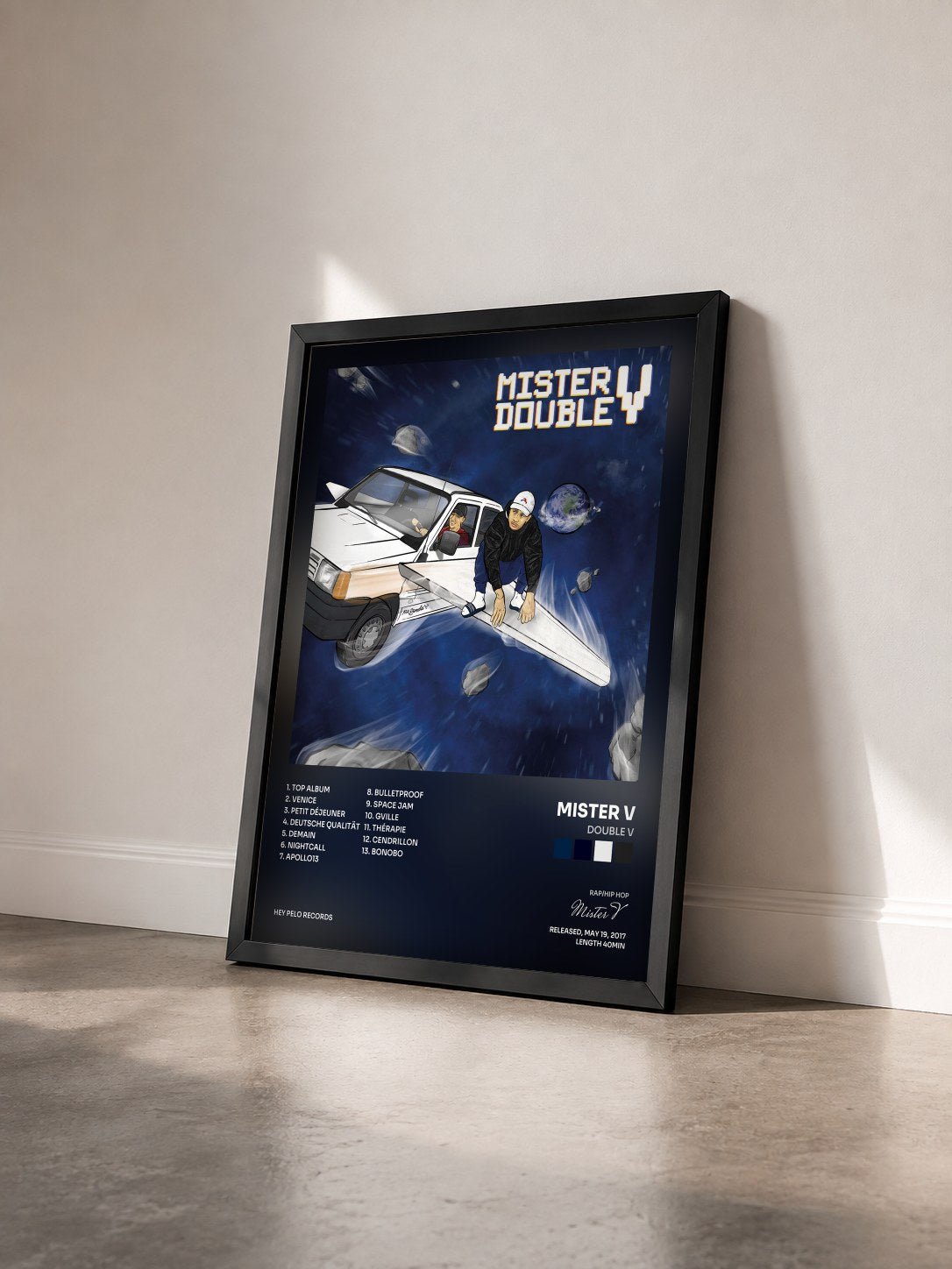 #noir Double V di Mister V in stampa incorniciata vista di tre quarti, cornice nera
