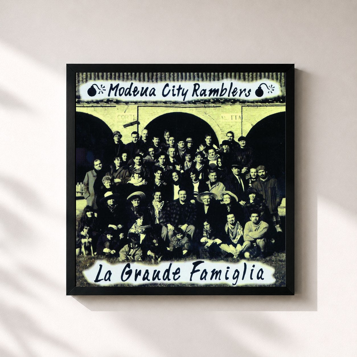 #noir Tableau carré de l'album La Grande Famiglia de Modena City Ramblers, cadre noir 32x32 cm