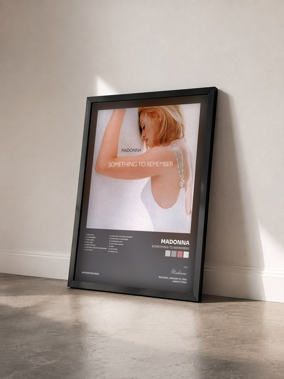#noir Tableau de l'album Something to Remember de Madonna vu de trois quarts, cadre noir