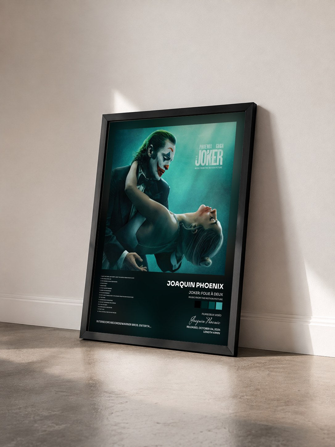 #noir Tableau de l'album Joker: Folie à Deux (Music From The Motion Picture) de Joaquin Phoenix vu de trois quarts, cadre noir