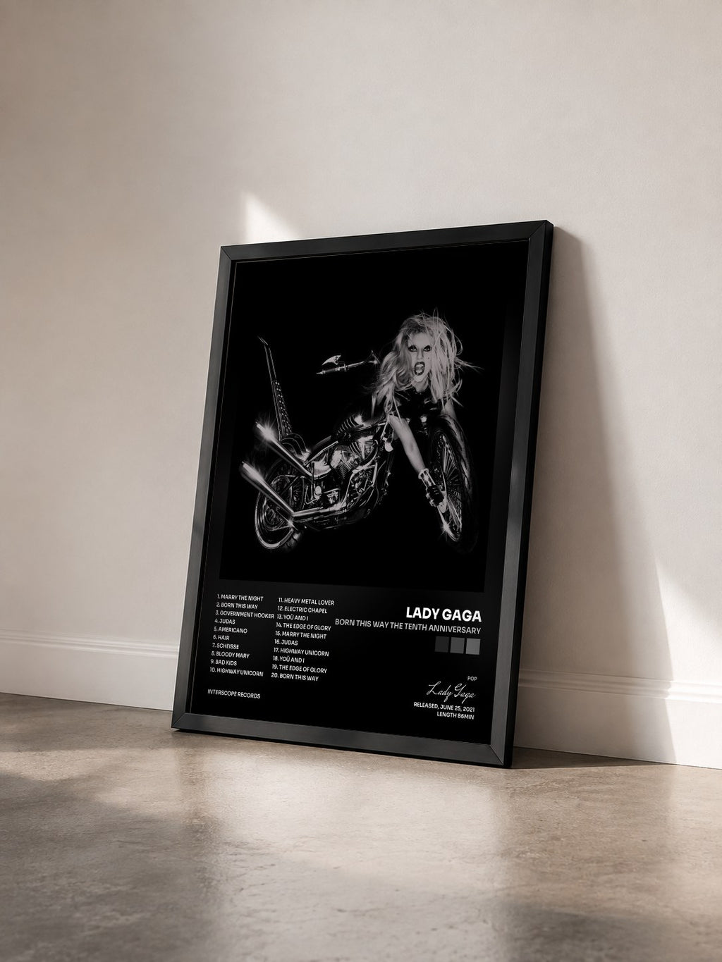 #noir Tableau de l'album BORN THIS WAY THE TENTH ANNIVERSARY de Lady Gaga vu de trois quarts, cadre noir
