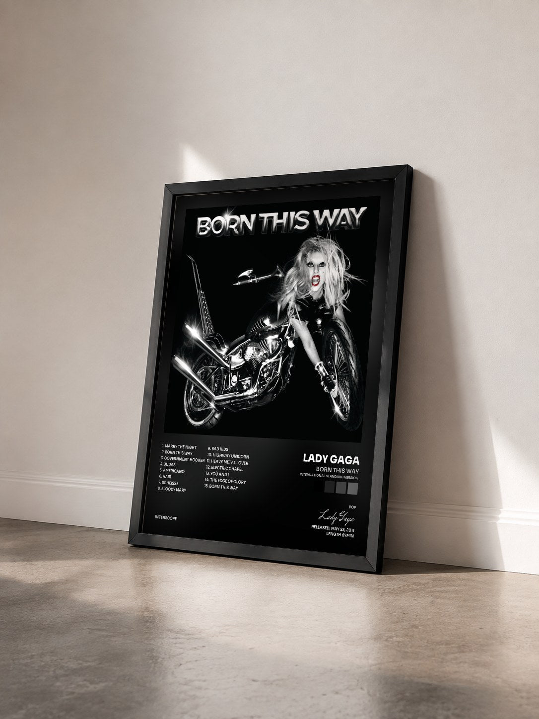 #noir Tableau de l'album Born This Way (International Standard Version) de Lady Gaga vu de trois quarts, cadre noir