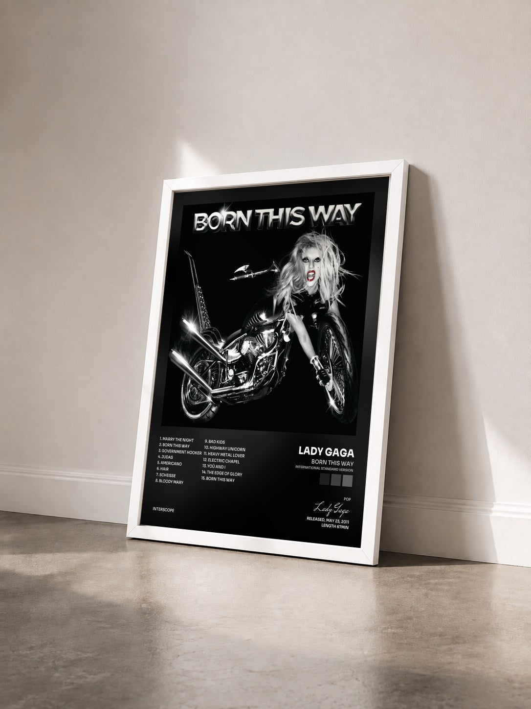 #blanc Tableau de l'album Born This Way (International Standard Version) de Lady Gaga vu de trois quarts, cadre blanc