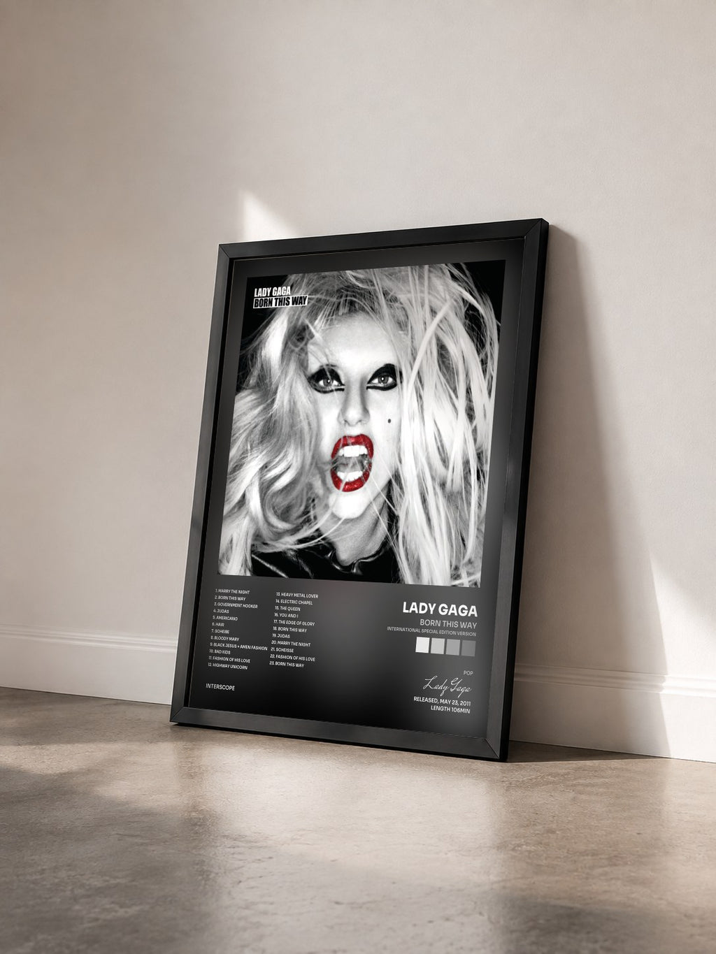 #noir Tableau de l'album Born This Way (International Special Edition Version) de Lady Gaga vu de trois quarts, cadre noir