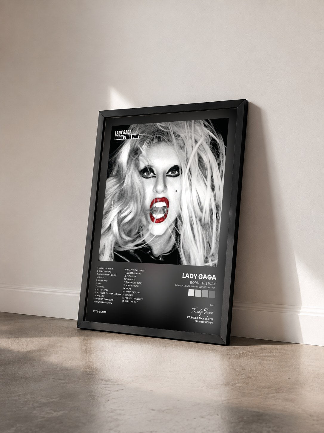 #noir Tableau de l'album Born This Way (International Special Edition Version) de Lady Gaga vu de trois quarts, cadre noir