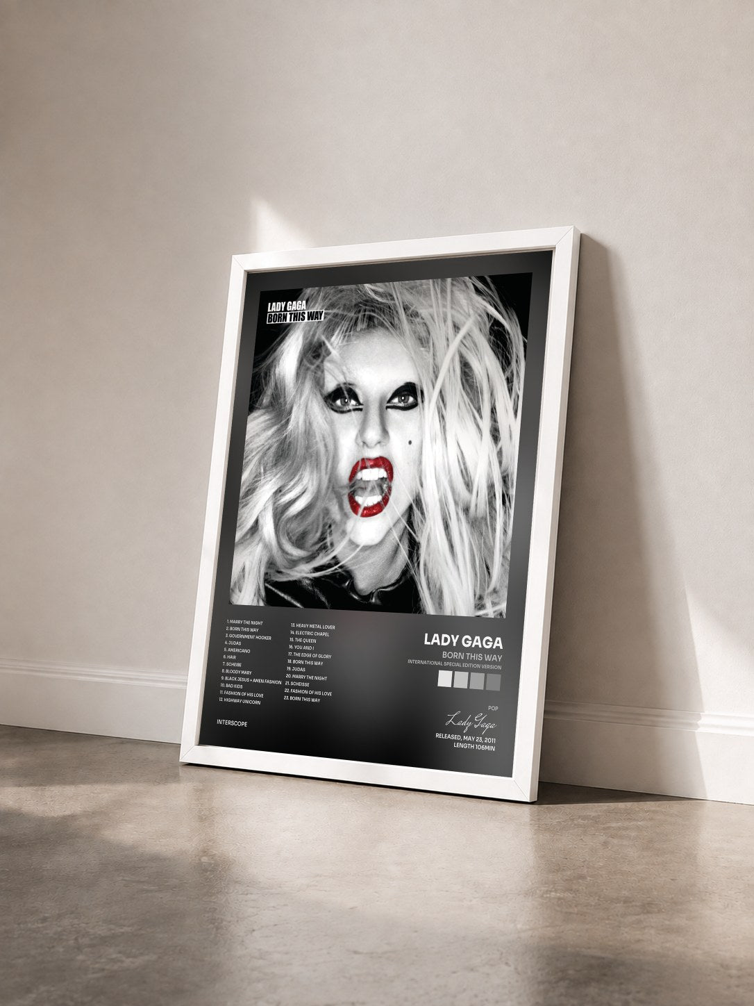 #blanc Tableau de l'album Born This Way (International Special Edition Version) de Lady Gaga vu de trois quarts, cadre blanc