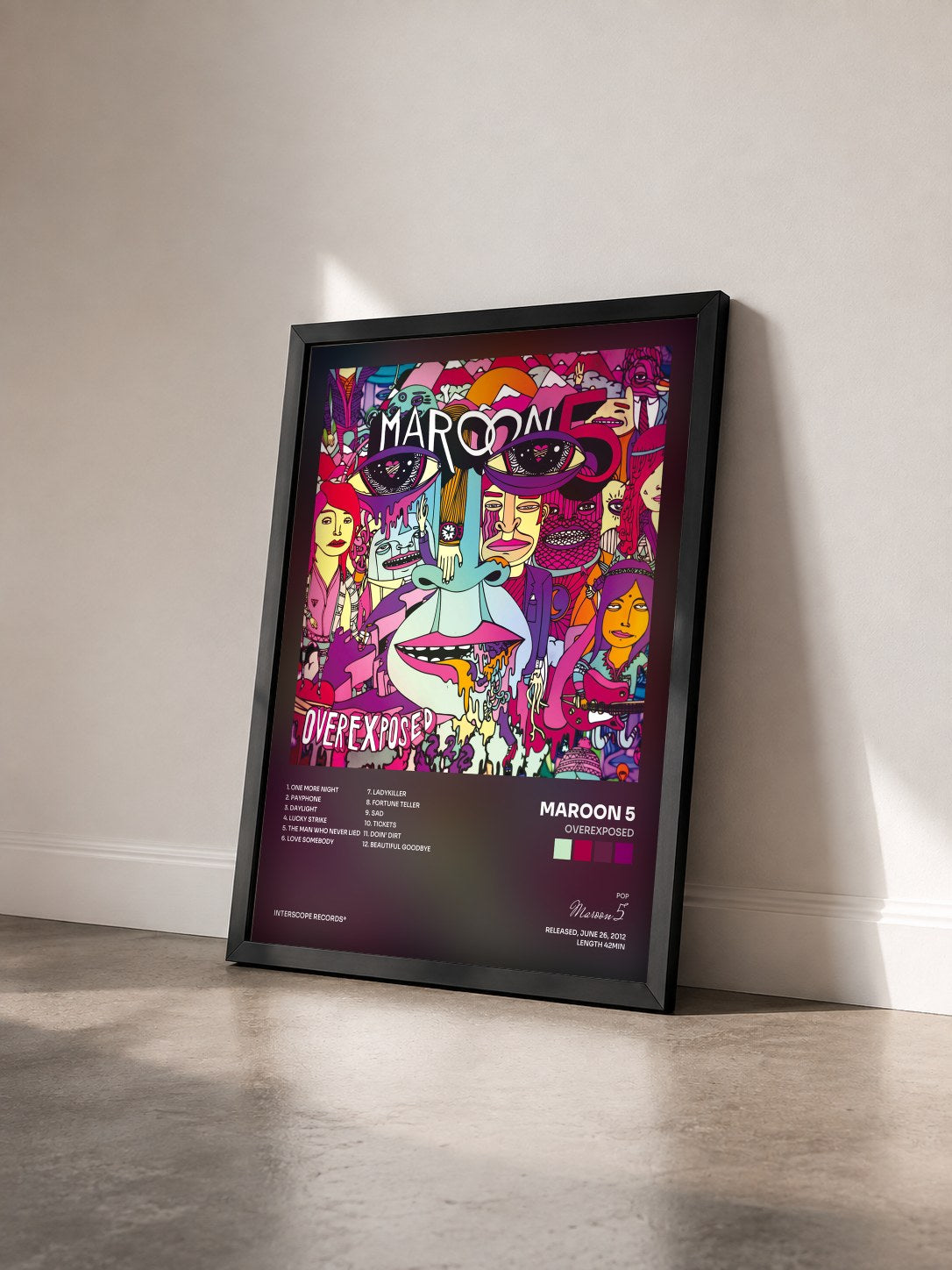 #noir Overexposed di Maroon 5 in stampa incorniciata vista di tre quarti, cornice nera