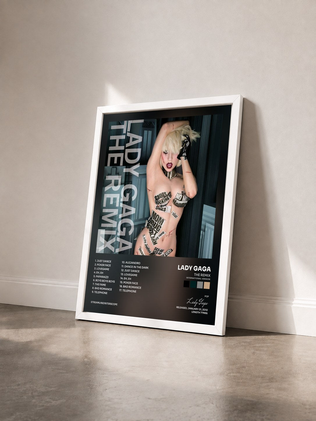 #blanc Tableau de l'album The Remix (International Version) de Lady Gaga vu de trois quarts, cadre blanc