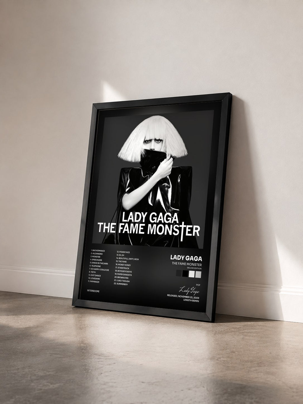 #noir Tableau de l'album The Fame Monster (Deluxe Edition) de Lady Gaga vu de trois quarts, cadre noir