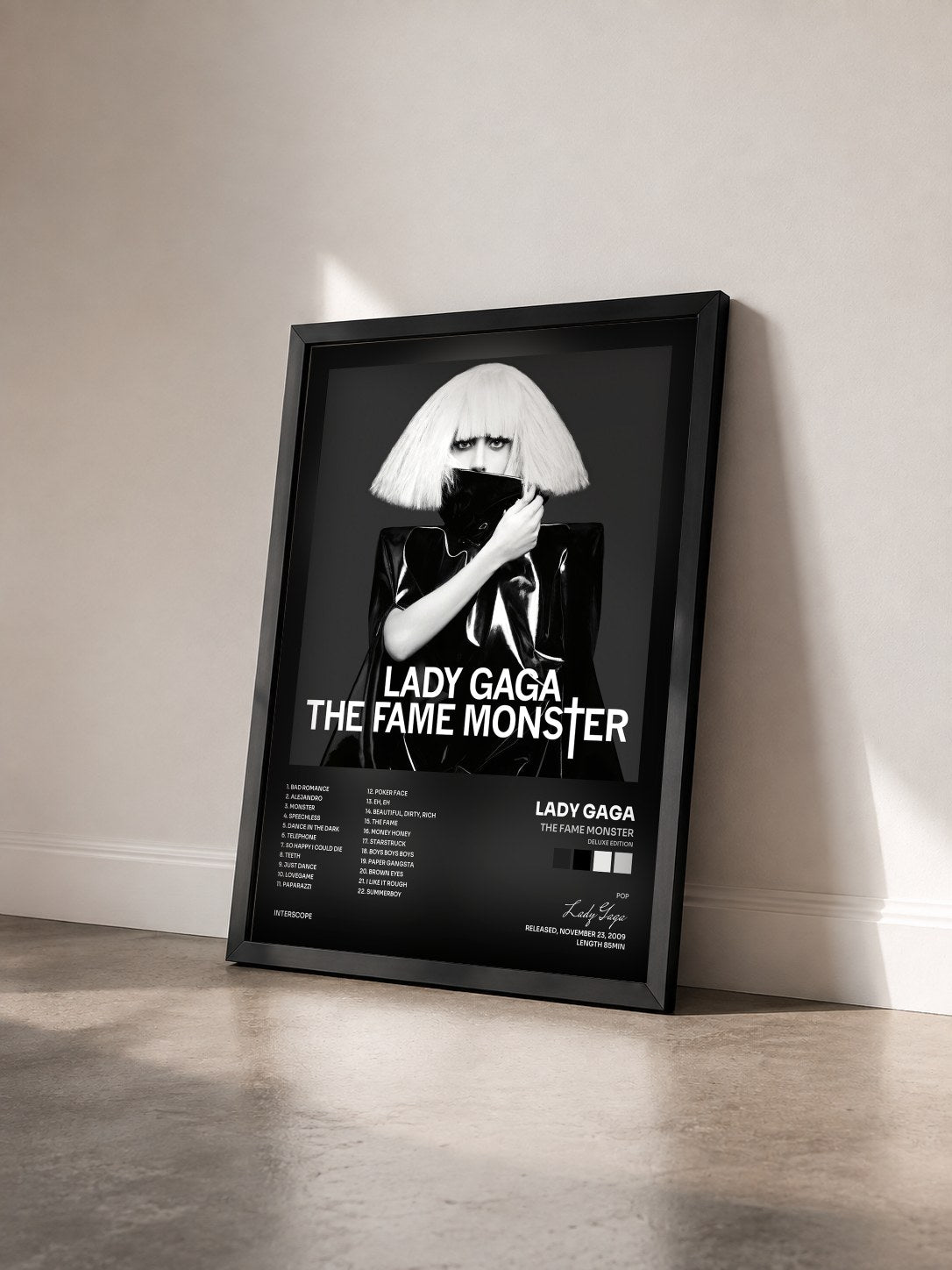 #noir Tableau de l'album The Fame Monster (Deluxe Edition) de Lady Gaga vu de trois quarts, cadre noir