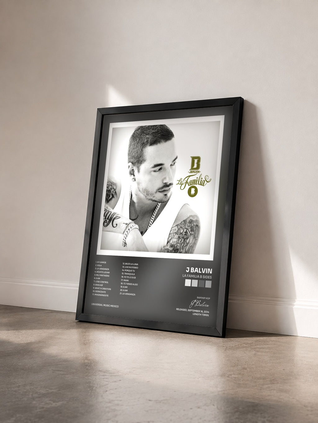 #noir La Familia B Sides von J Balvin als gerahmter Kunstdruck von schräg gesehen, schwarzer Rahmen