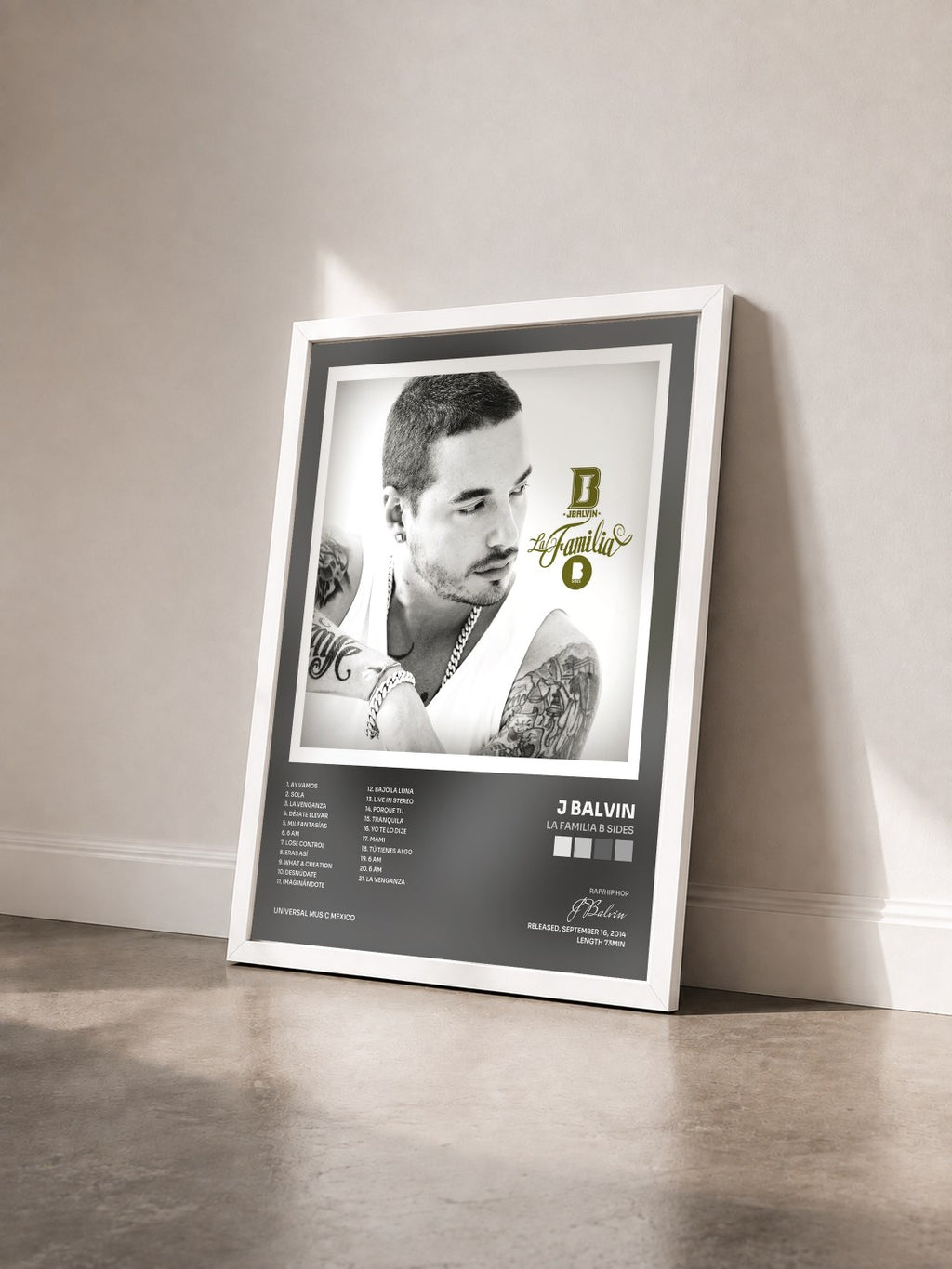 #blanc La Familia B Sides von J Balvin als gerahmter Kunstdruck von schräg gesehen, weißer Rahmen