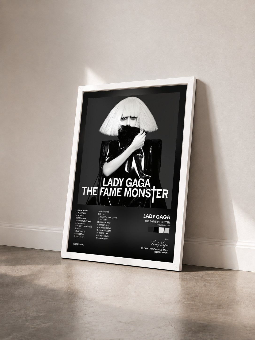 #blanc Tableau de l'album The Fame Monster (Deluxe Edition) de Lady Gaga vu de trois quarts, cadre blanc