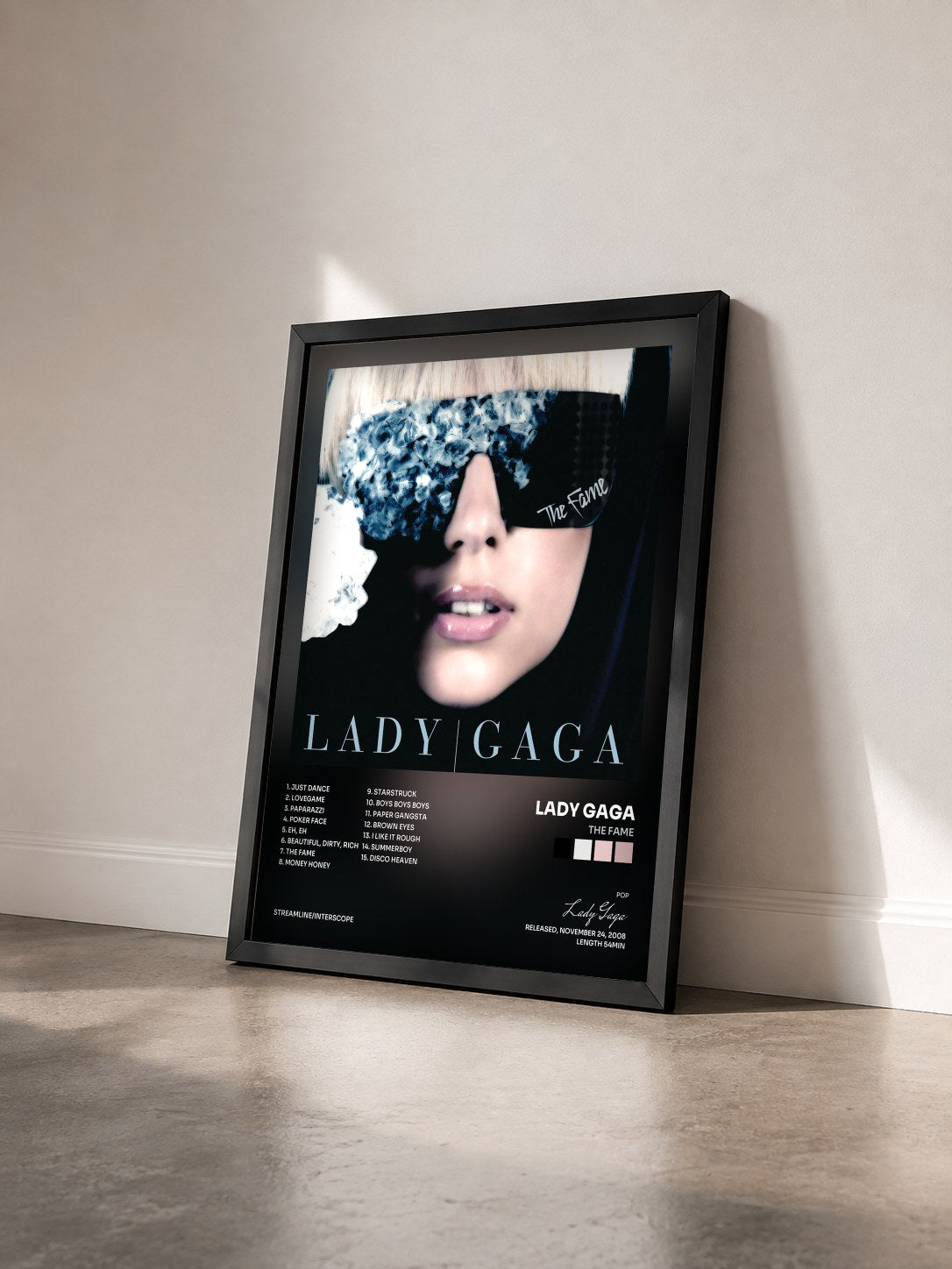 #noir Tableau de l'album The Fame de Lady Gaga vu de trois quarts, cadre noir