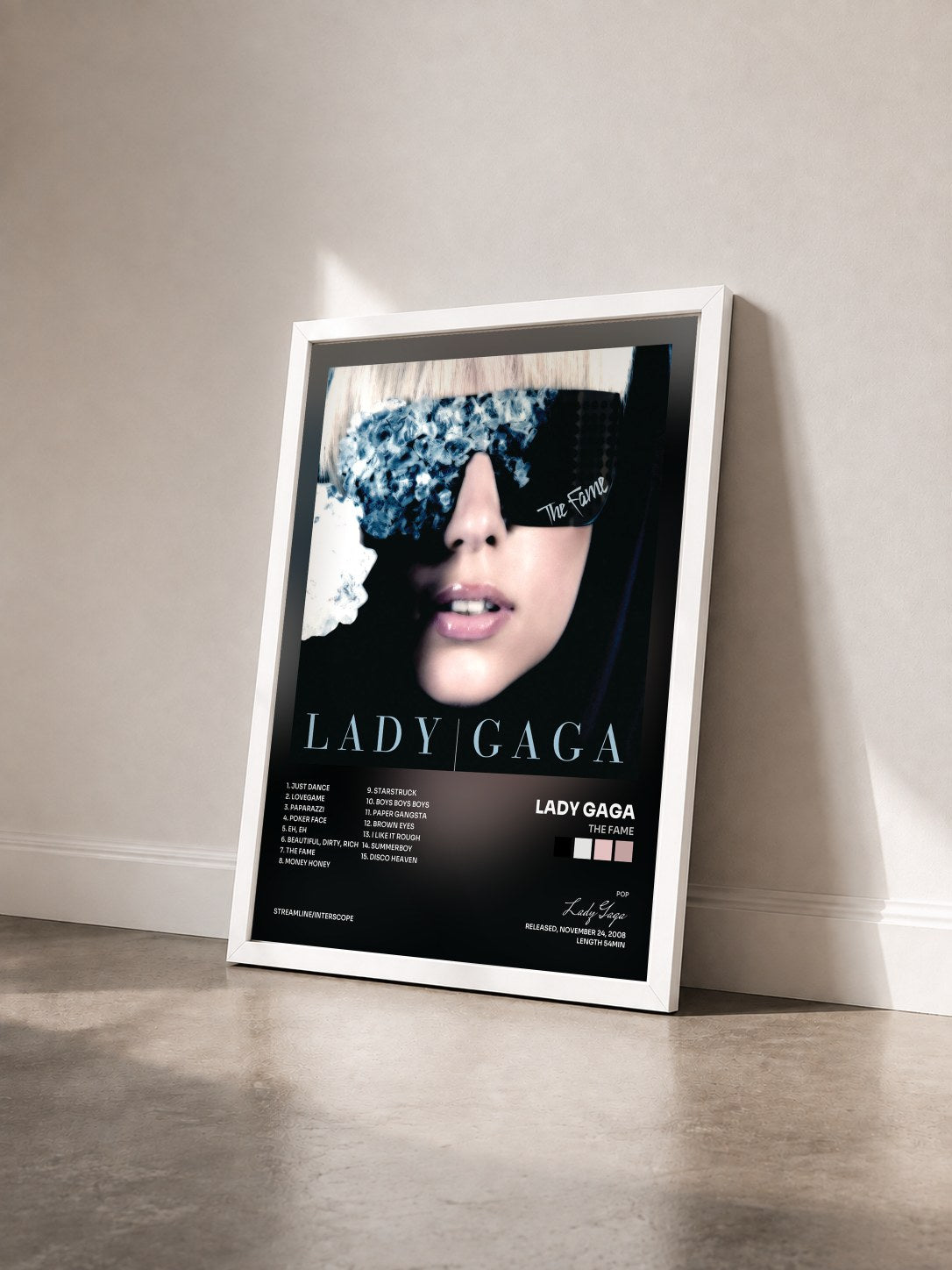 #blanc Tableau de l'album The Fame de Lady Gaga vu de trois quarts, cadre blanc
