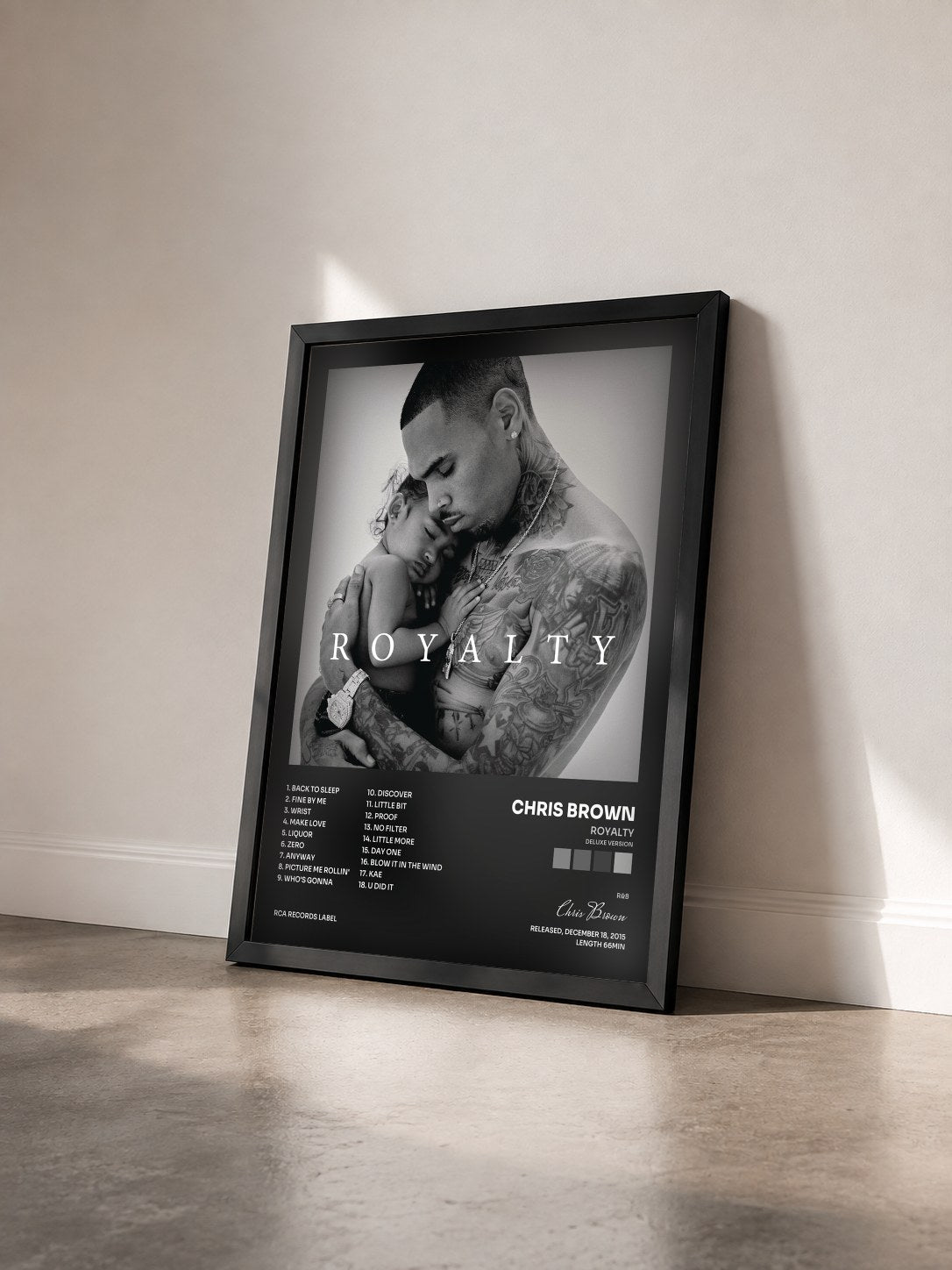 #noir Royalty (Deluxe Version) di Chris Brown in stampa incorniciata vista di tre quarti, cornice nera