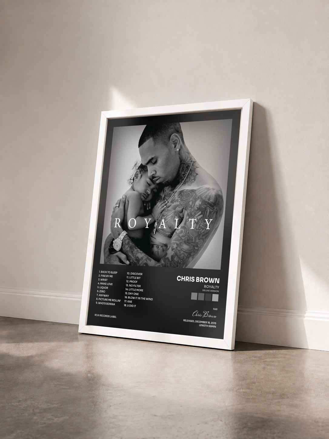 #blanc Royalty (Deluxe Version) di Chris Brown in stampa incorniciata vista di tre quarti, cornice bianca