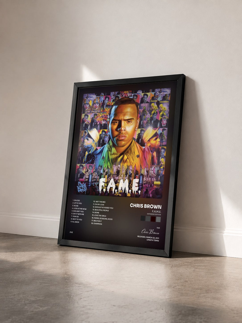 #noir Tableau de l'album F.A.M.E. (Expanded Edition) de Chris Brown vu de trois quarts, cadre noir