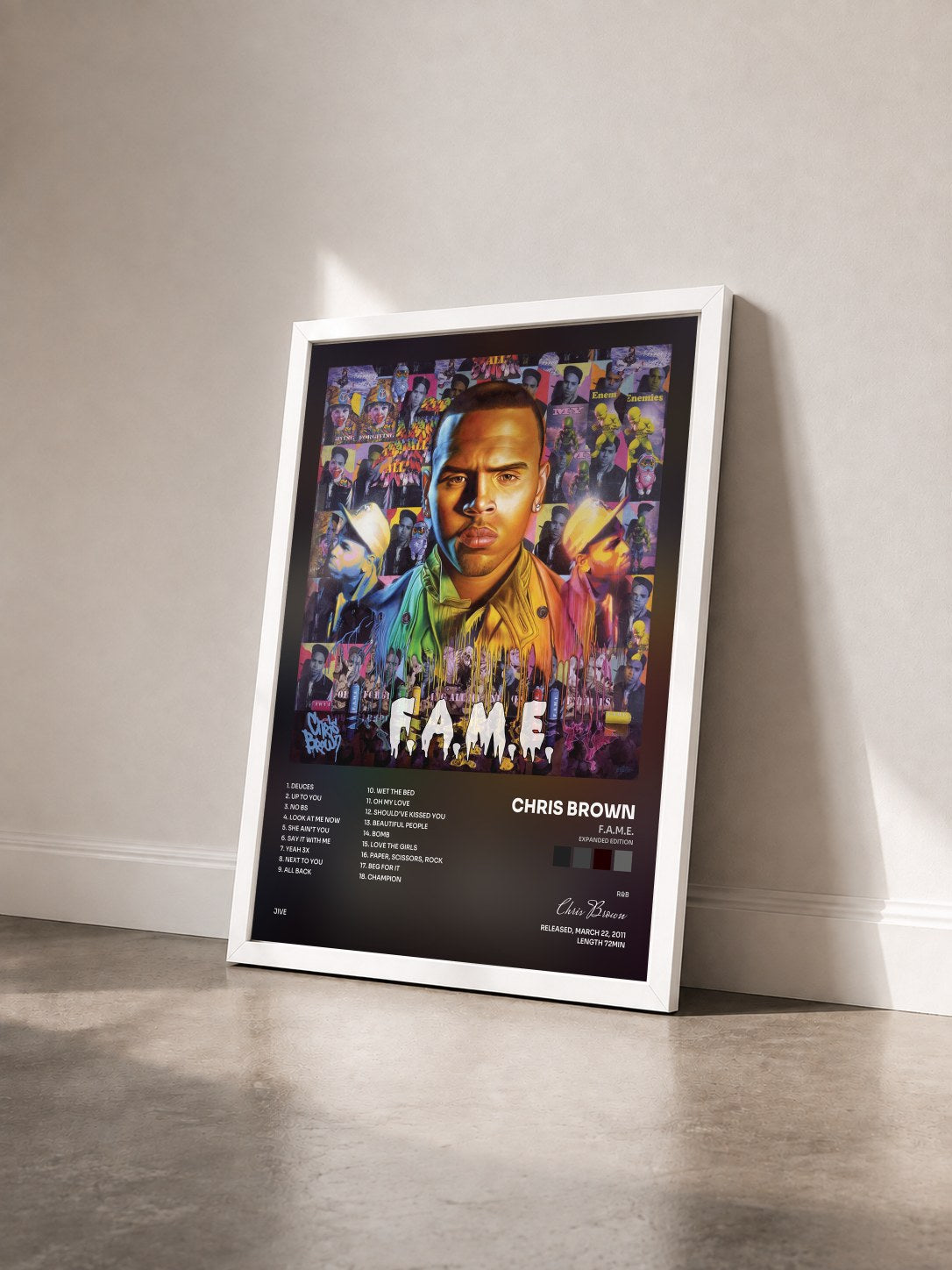 #blanc Tableau de l'album F.A.M.E. (Expanded Edition) de Chris Brown vu de trois quarts, cadre blanc