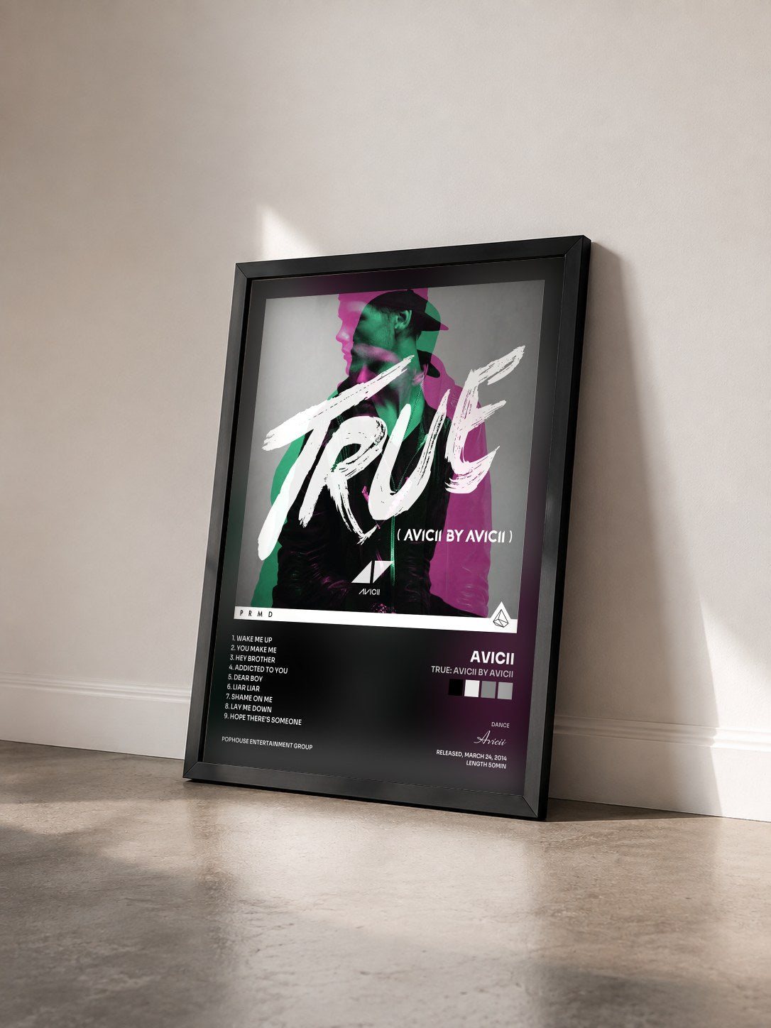 #noir Tableau de l'album True: Avicii By Avicii de Avicii vu de trois quarts, cadre noir