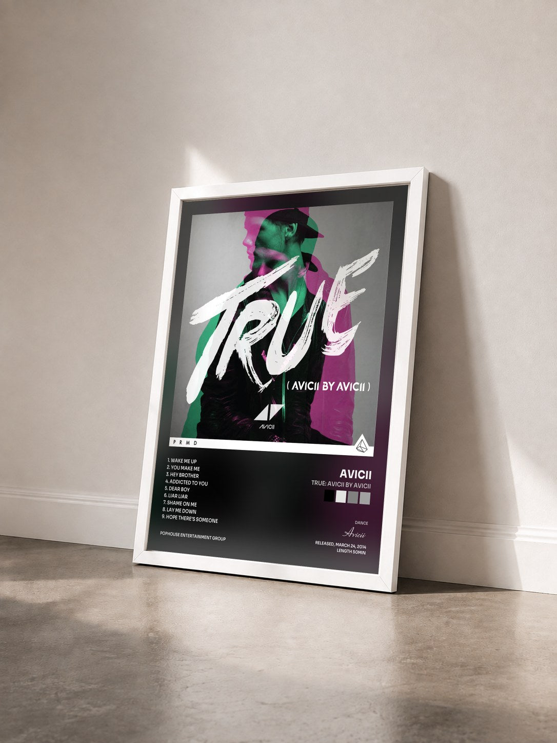 #blanc Tableau de l'album True: Avicii By Avicii de Avicii vu de trois quarts, cadre blanc