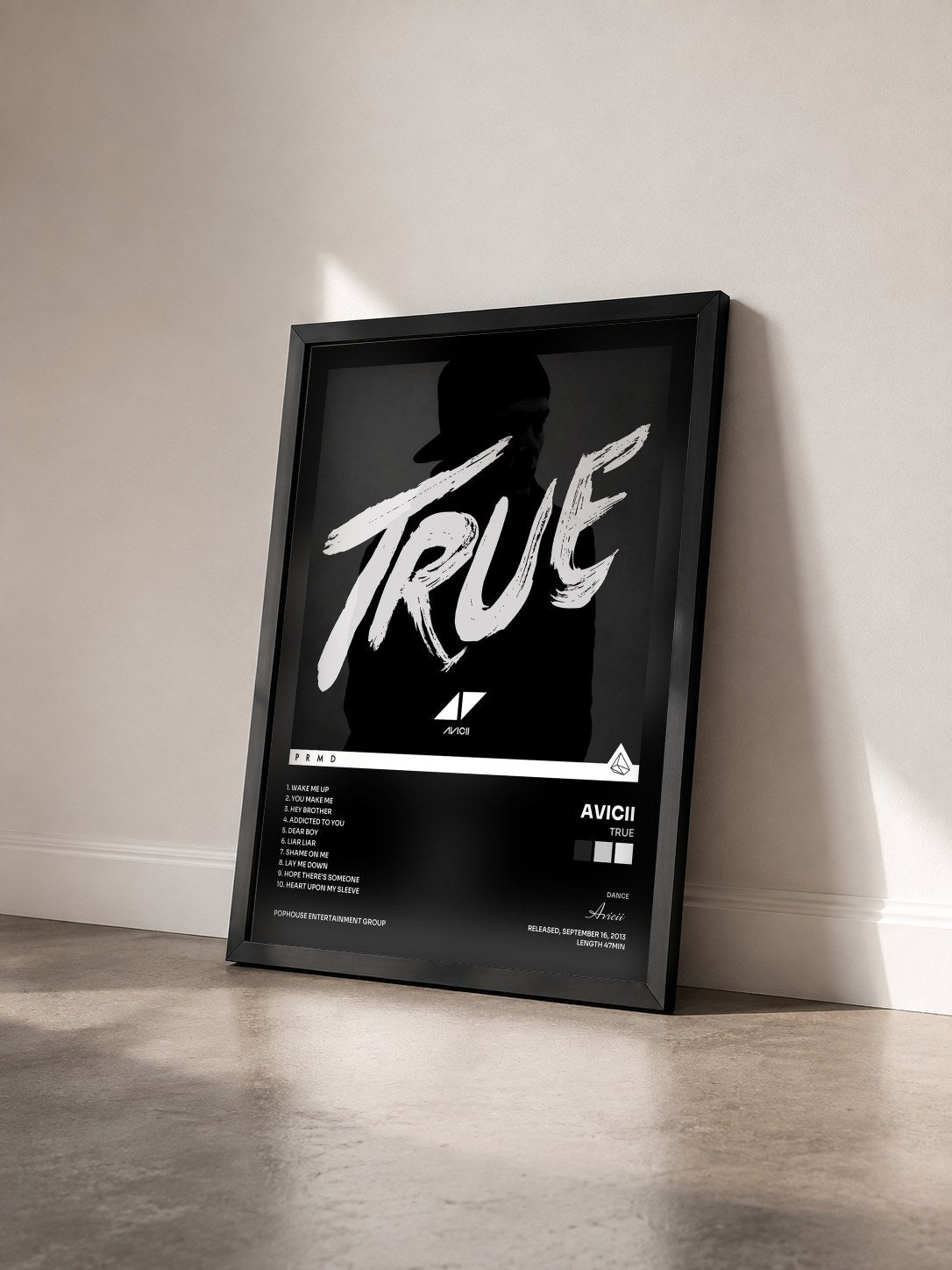 #noir Tableau de l'album True de Avicii vu de trois quarts, cadre noir