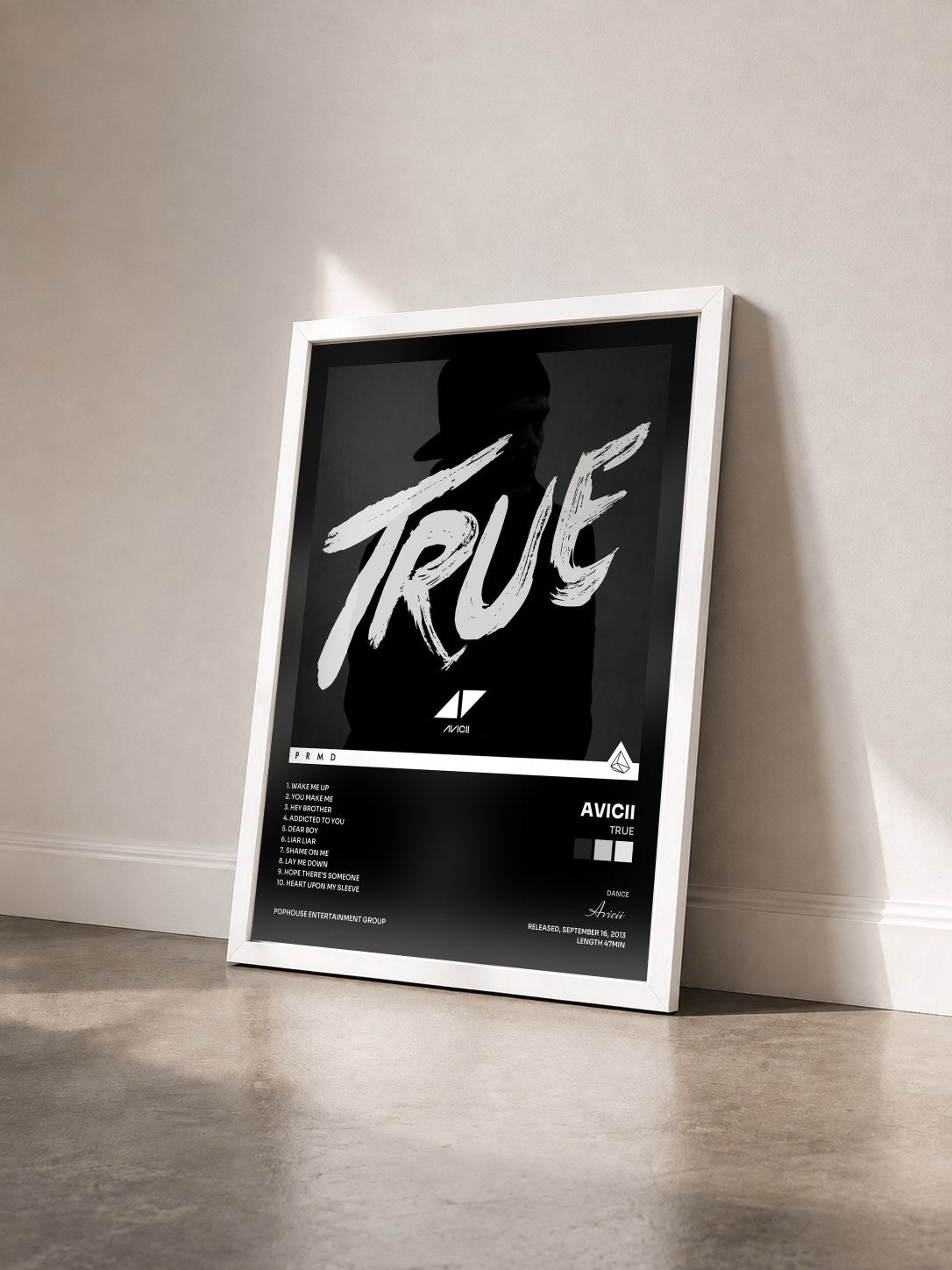 #blanc Tableau de l'album True de Avicii vu de trois quarts, cadre blanc