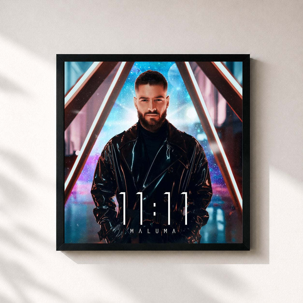 #noir 11:11 de Maluma en lámina cuadrada enmarcada, marco negro de 32x32 cm