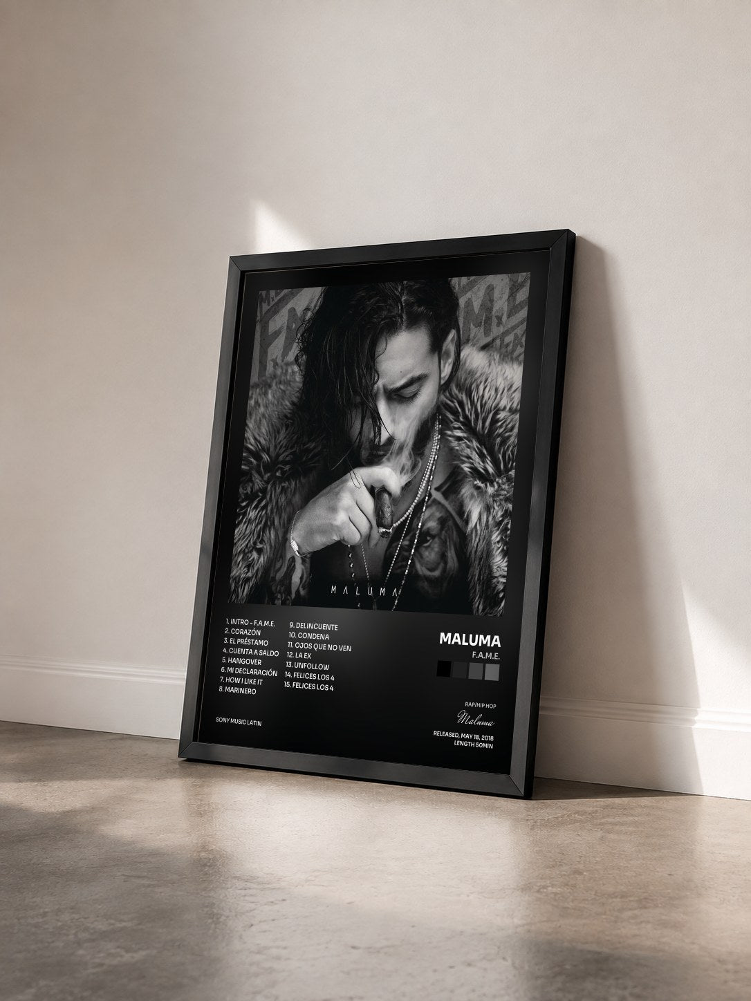 #noir Tableau de l'album F.A.M.E. de Maluma vu de trois quarts, cadre noir