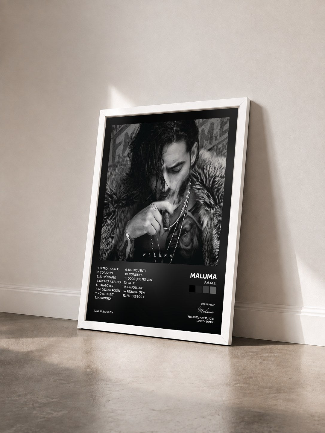 #blanc Tableau de l'album F.A.M.E. de Maluma vu de trois quarts, cadre blanc