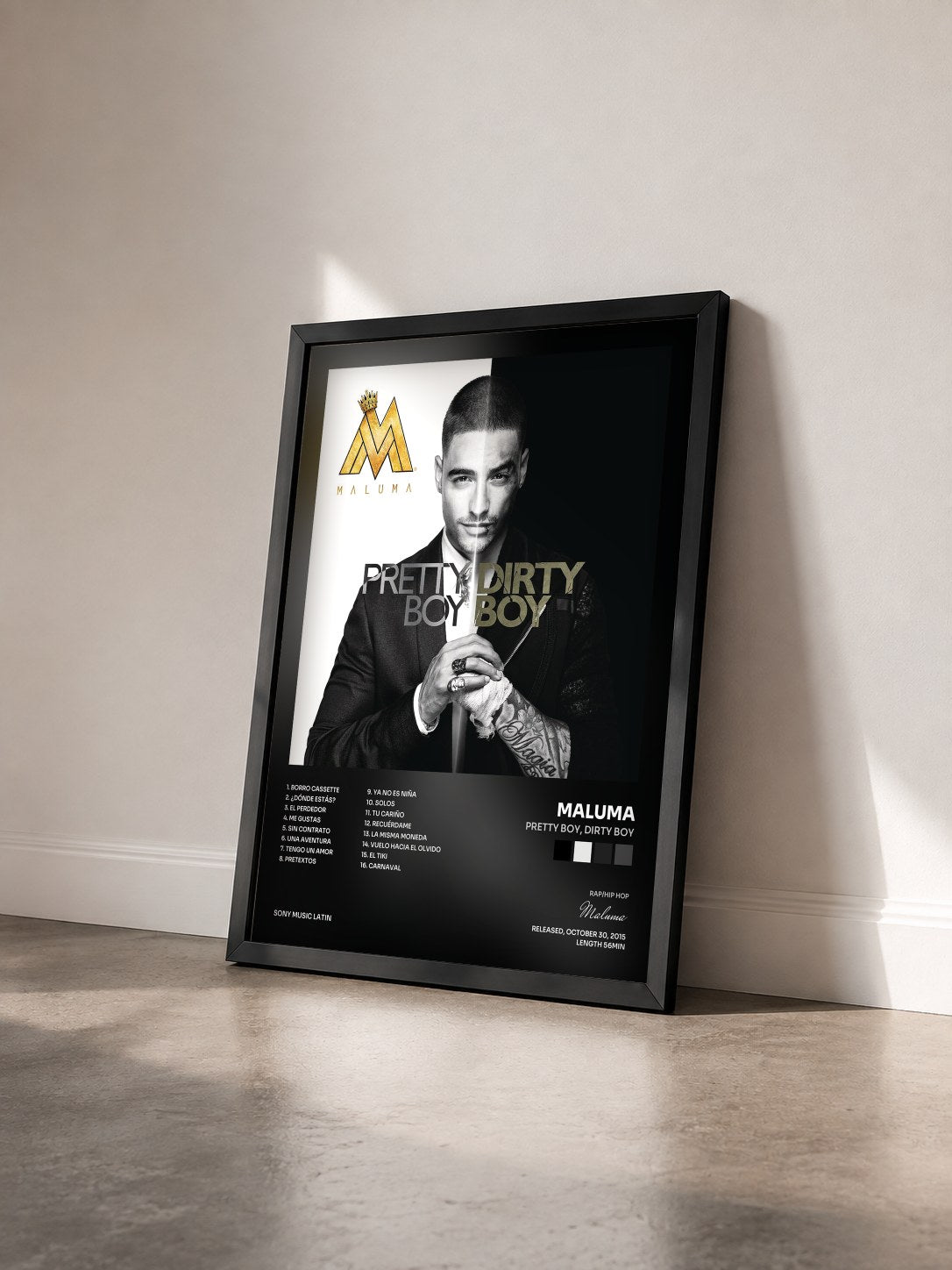 #noir Pretty Boy, Dirty Boy di Maluma in stampa incorniciata vista di tre quarti, cornice nera