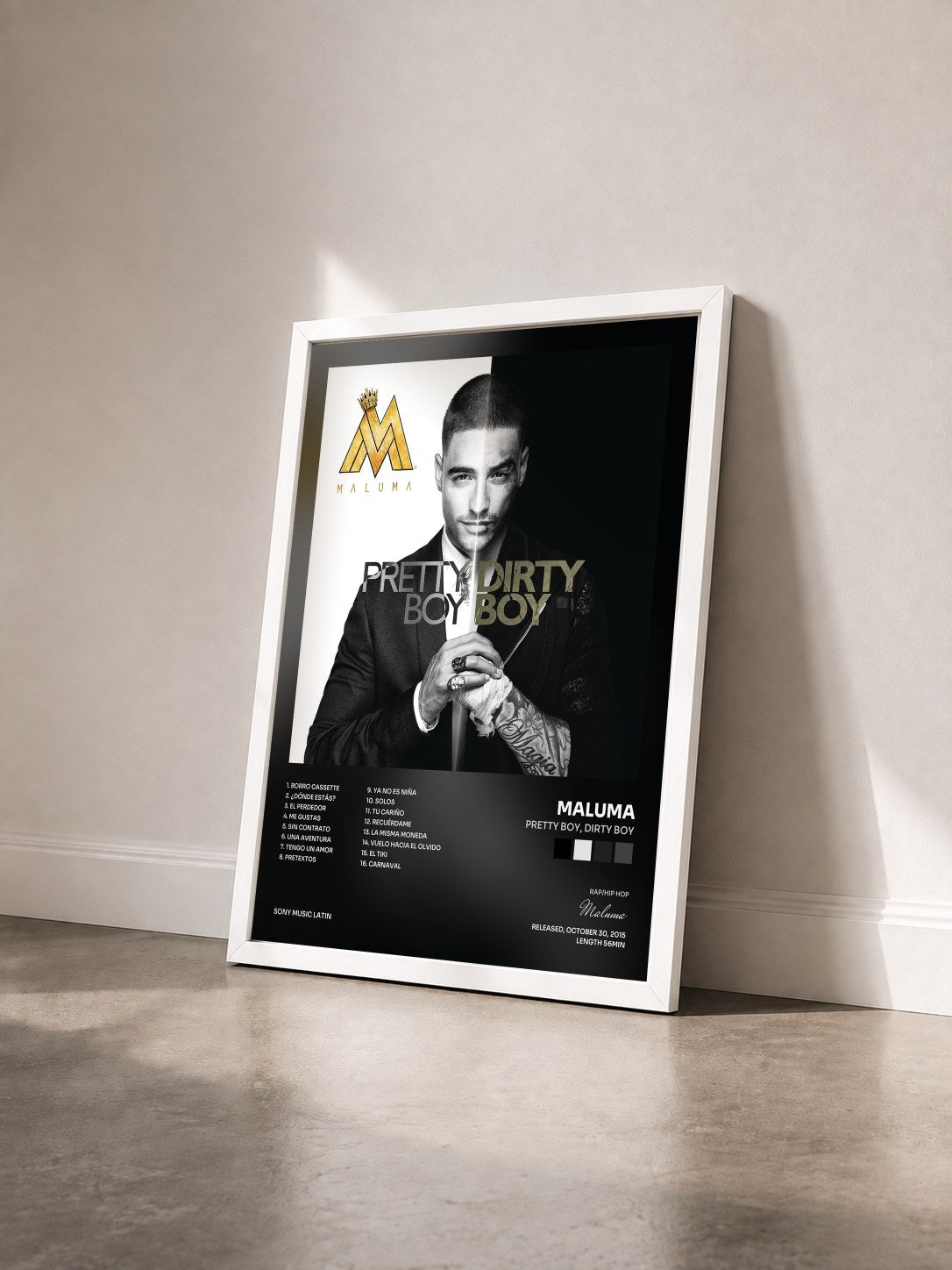 #blanc Pretty Boy, Dirty Boy di Maluma in stampa incorniciata vista di tre quarti, cornice bianca