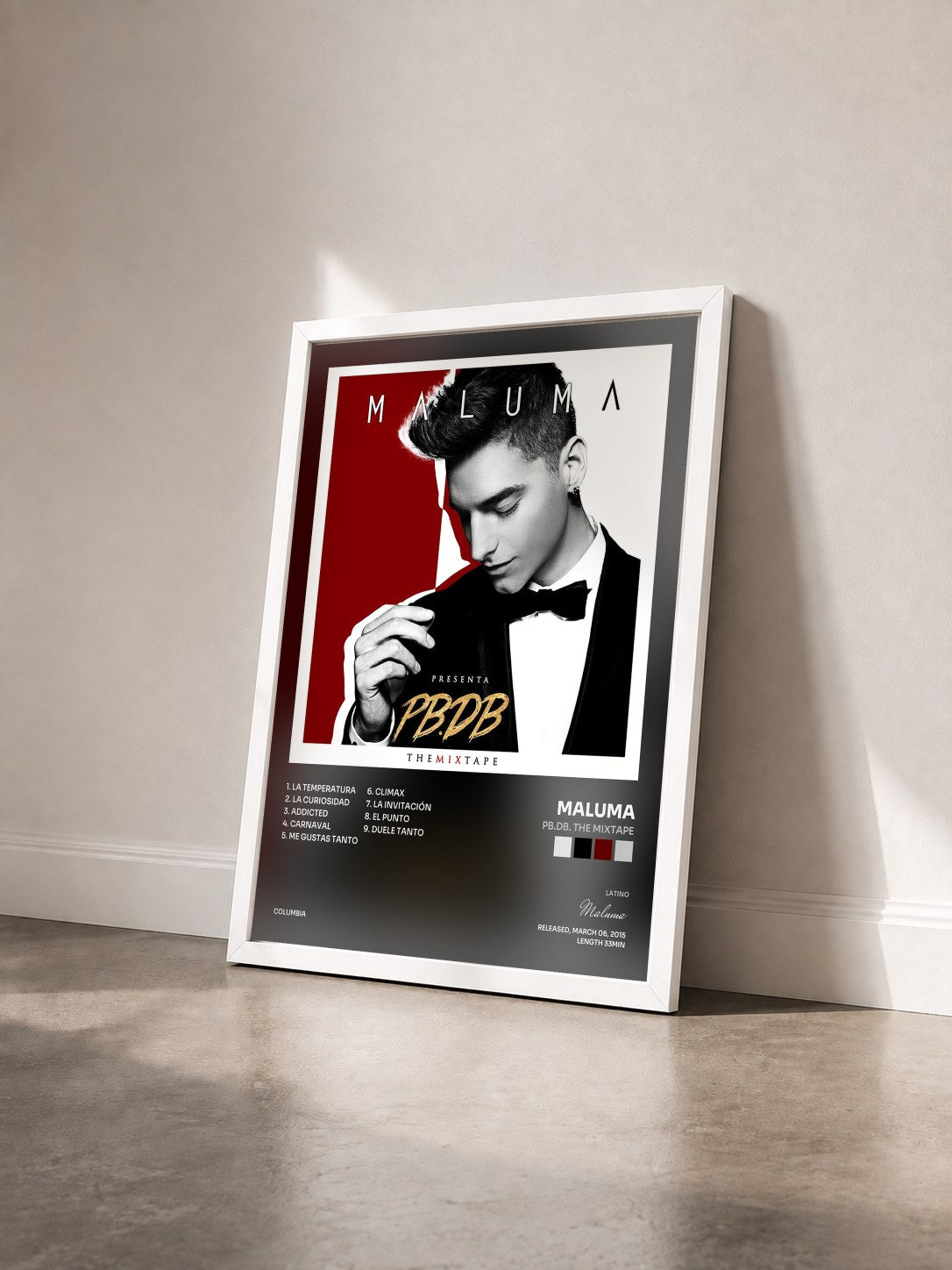 #blanc Tableau de l'album PB.DB. The Mixtape de Maluma vu de trois quarts, cadre blanc