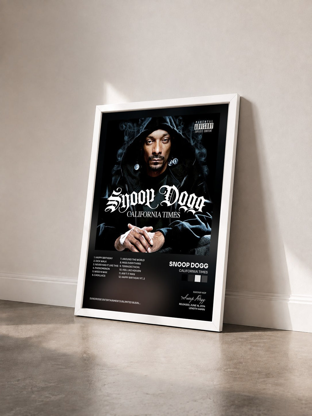 #blanc California Times von Snoop Dogg als gerahmter Kunstdruck von schräg gesehen, weißer Rahmen