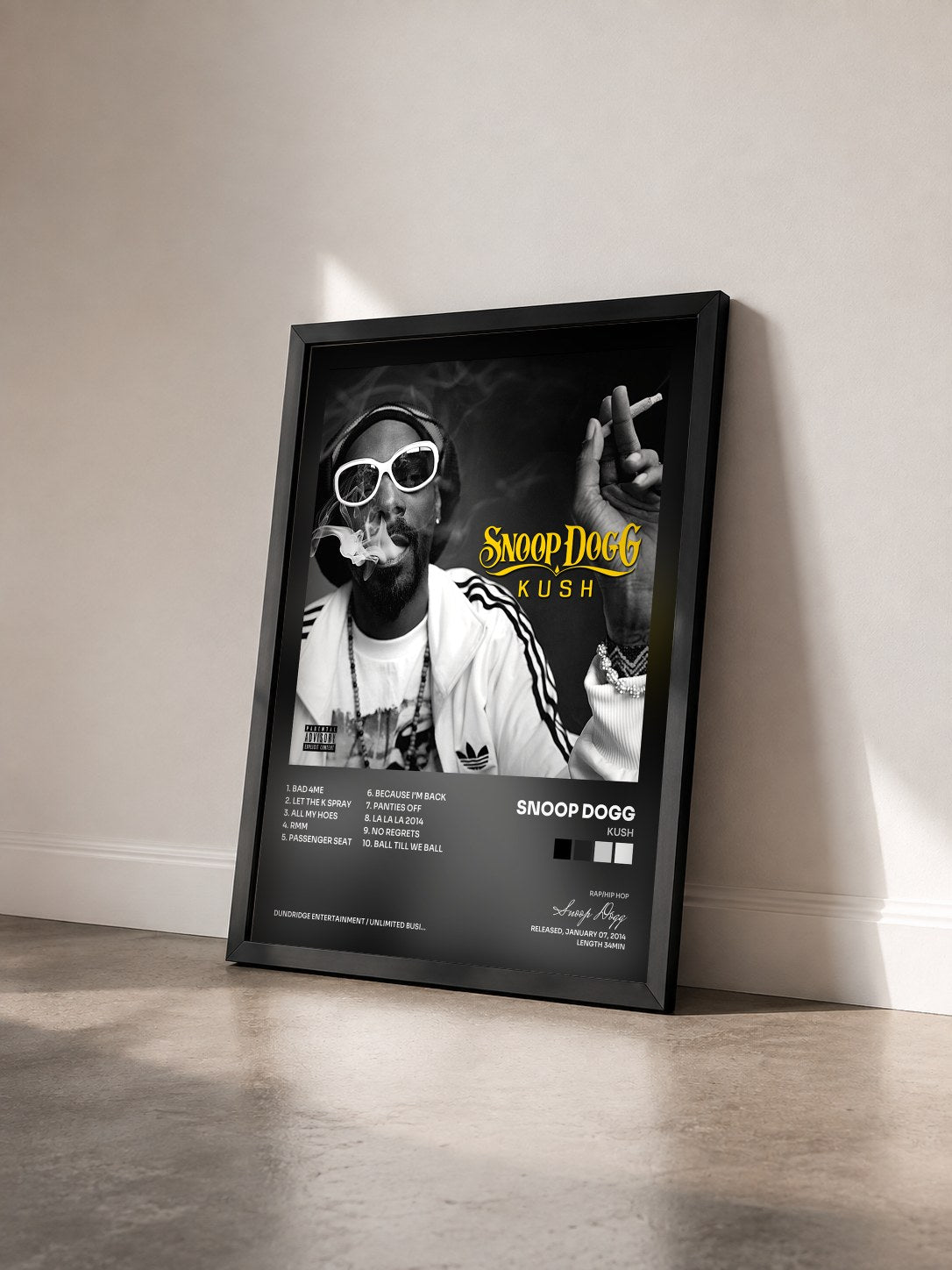 #noir Tableau de l'album Kush de Snoop Dogg vu de trois quarts, cadre noir
