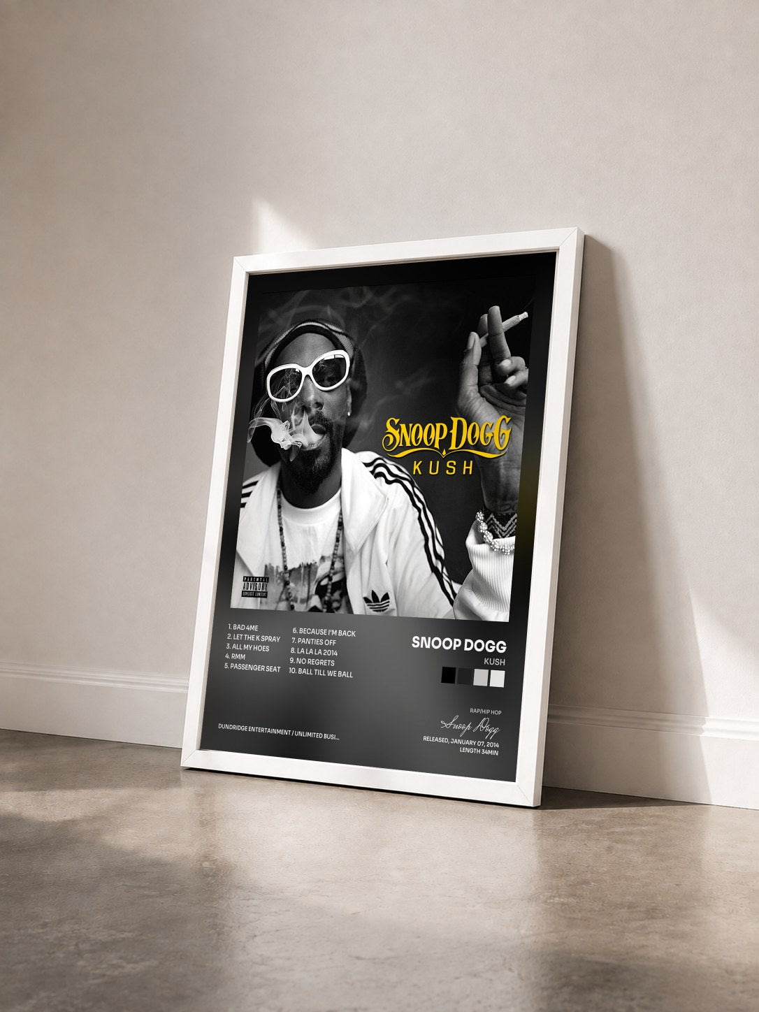 #blanc Tableau de l'album Kush de Snoop Dogg vu de trois quarts, cadre blanc
