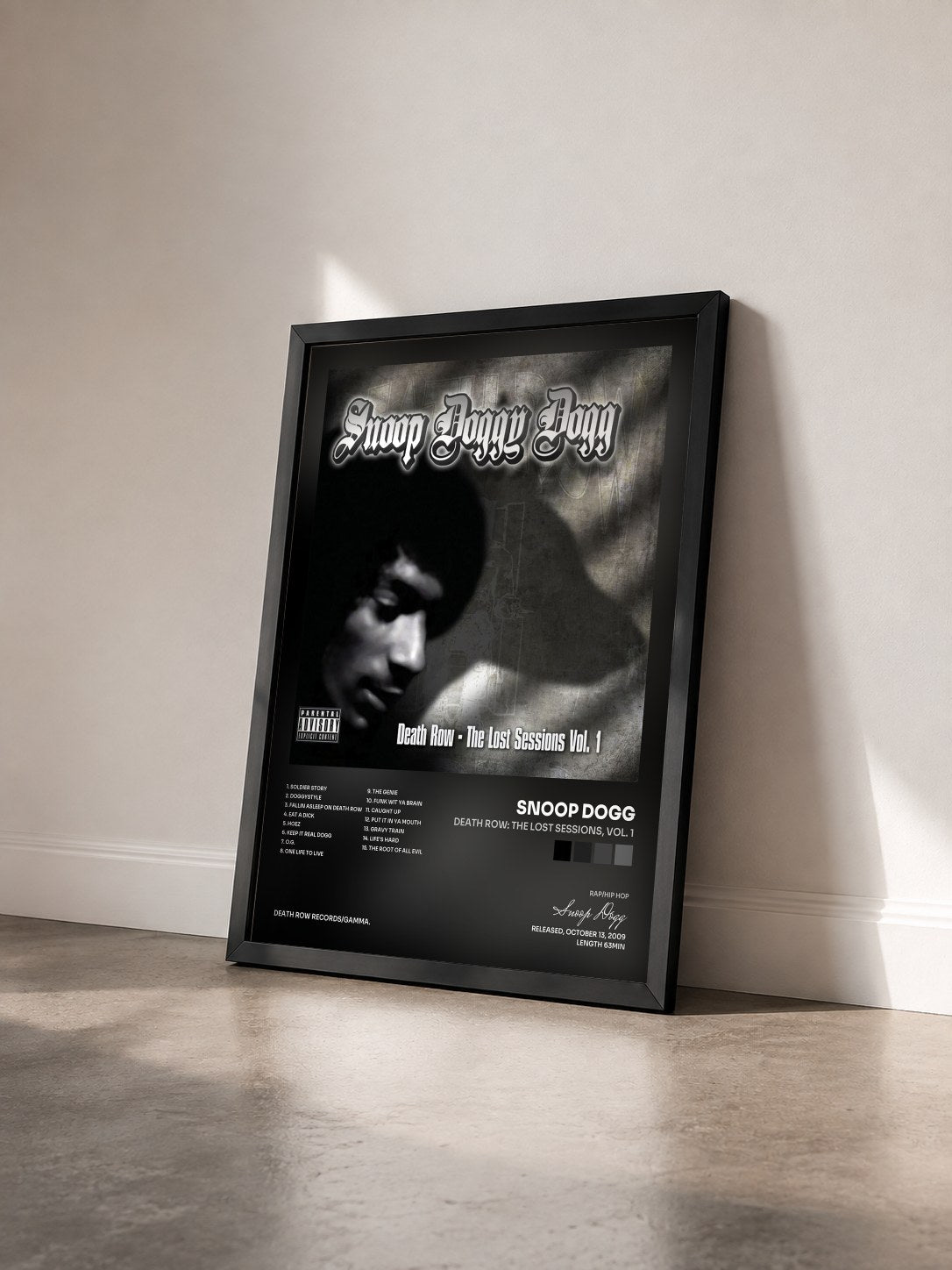 #noir Tableau de l'album Death Row: The Lost Sessions, Vol. 1 de Snoop Dogg vu de trois quarts, cadre noir