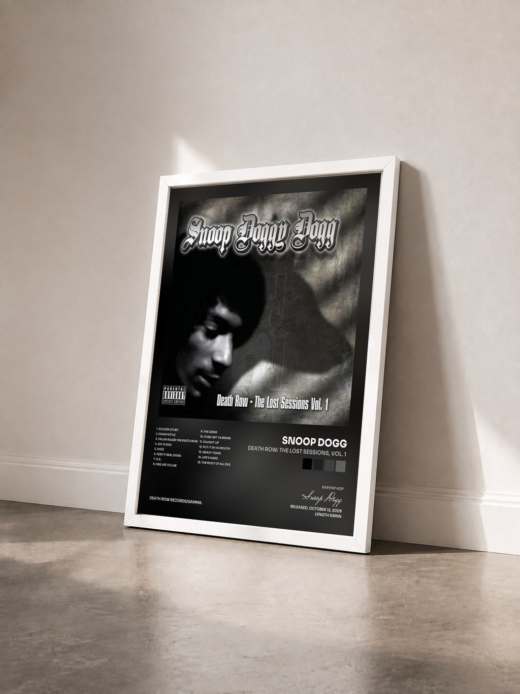#blanc Death Row: The Lost Sessions, Vol. 1 di Snoop Dogg in stampa incorniciata vista di tre quarti, cornice bianca