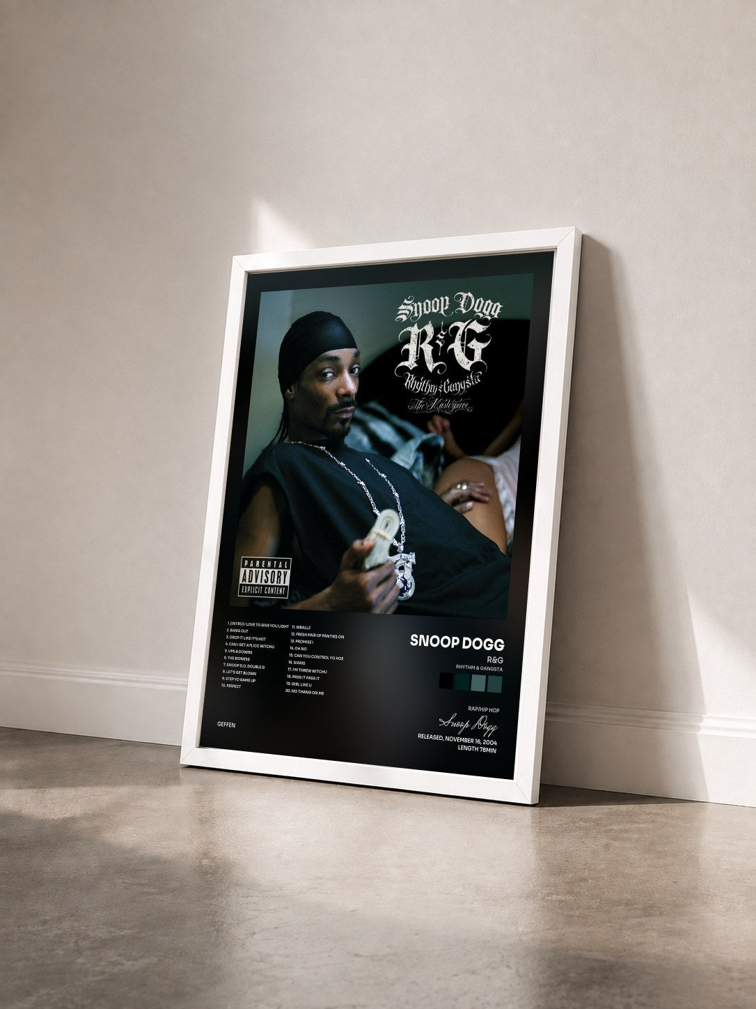 #blanc R&G (Rhythm & Gangsta): The Masterpiece di Snoop Dogg in stampa incorniciata vista di tre quarti, cornice bianca