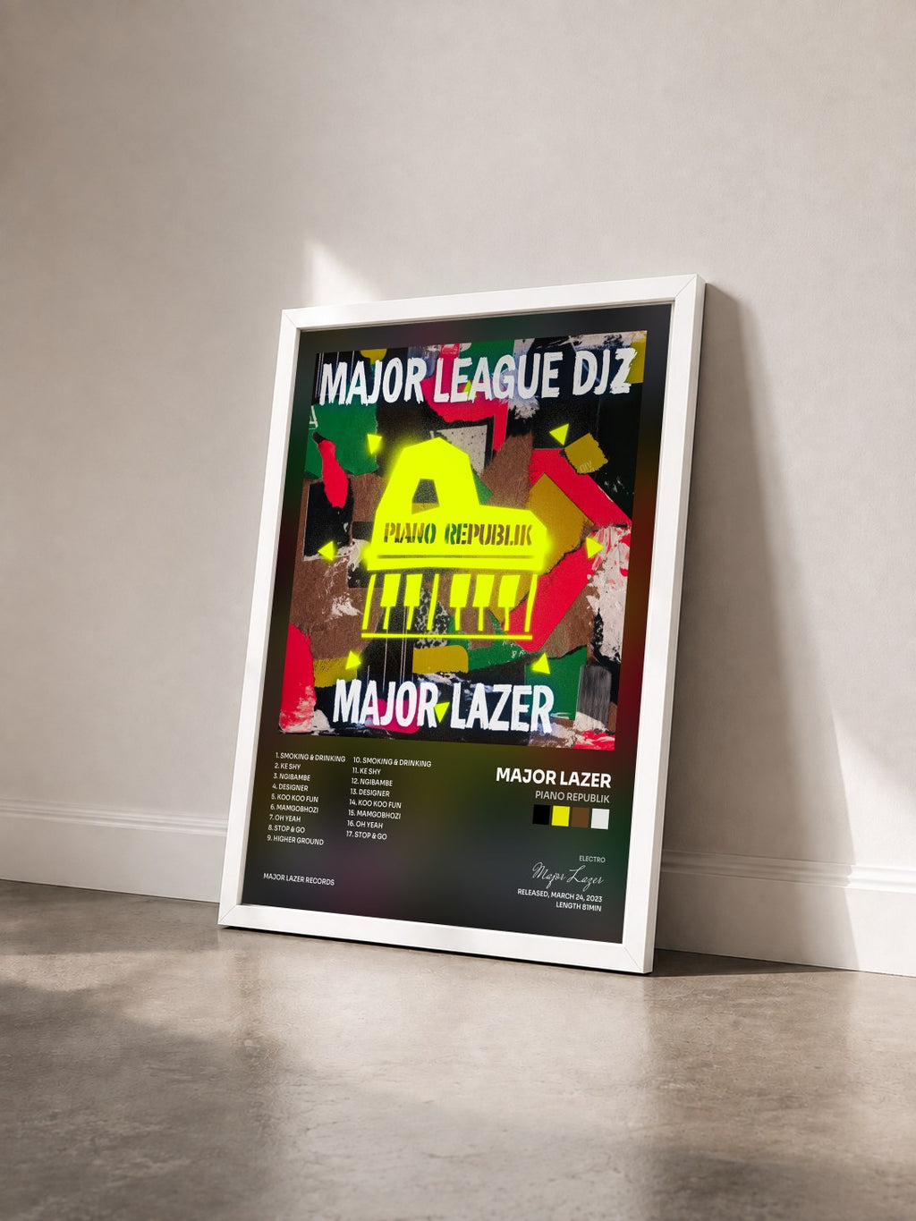 #blanc Piano Republik de Major Lazer en lámina enmarcada vista de tres cuartos, marco blanco