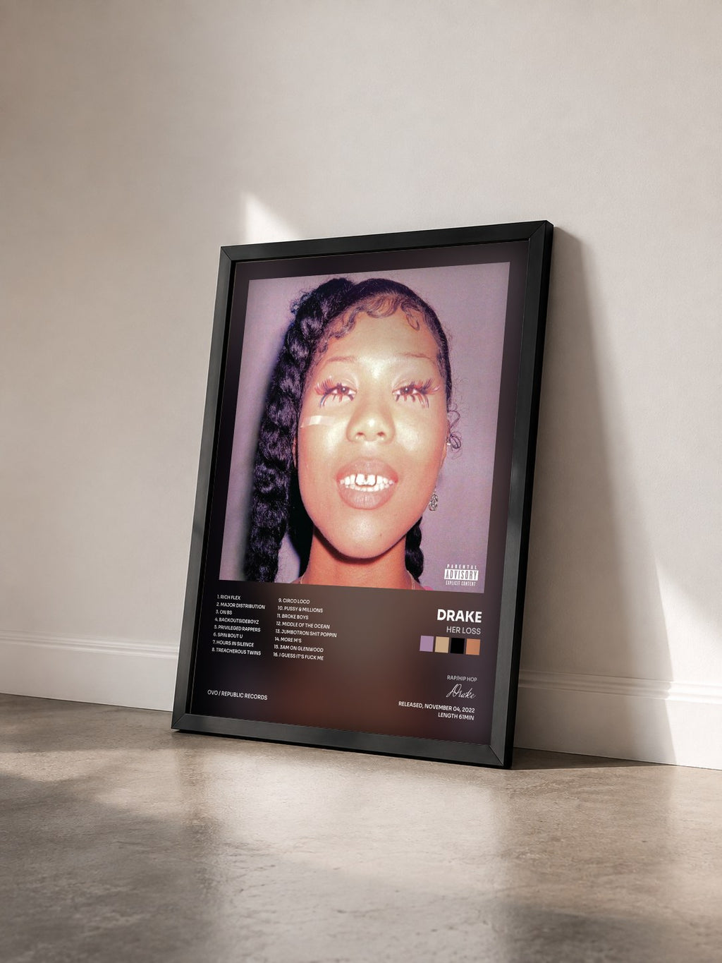 #noir Tableau de l'album Her Loss de Drake vu de trois quarts, cadre noir