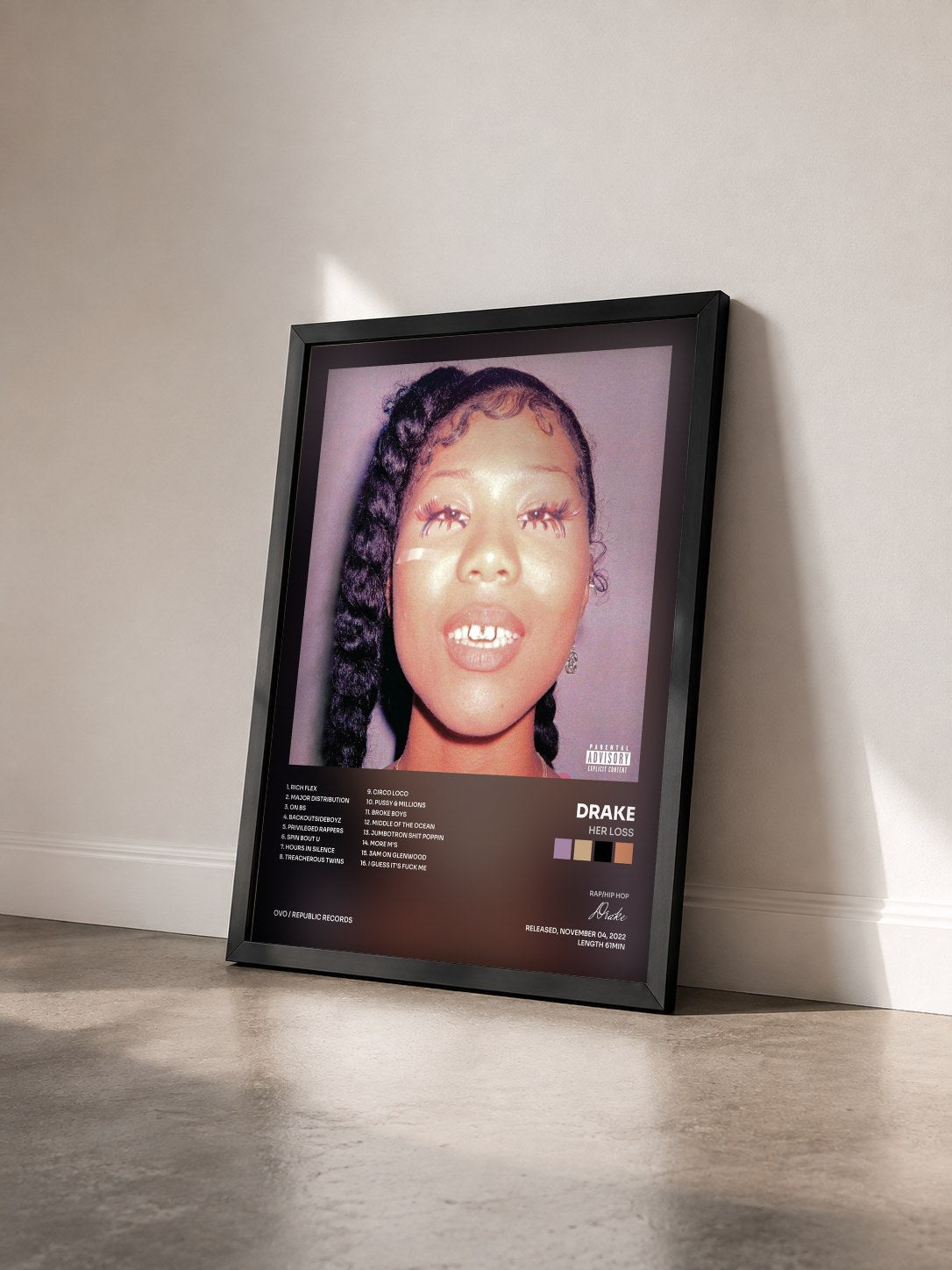 #noir Tableau de l'album Her Loss de Drake vu de trois quarts, cadre noir