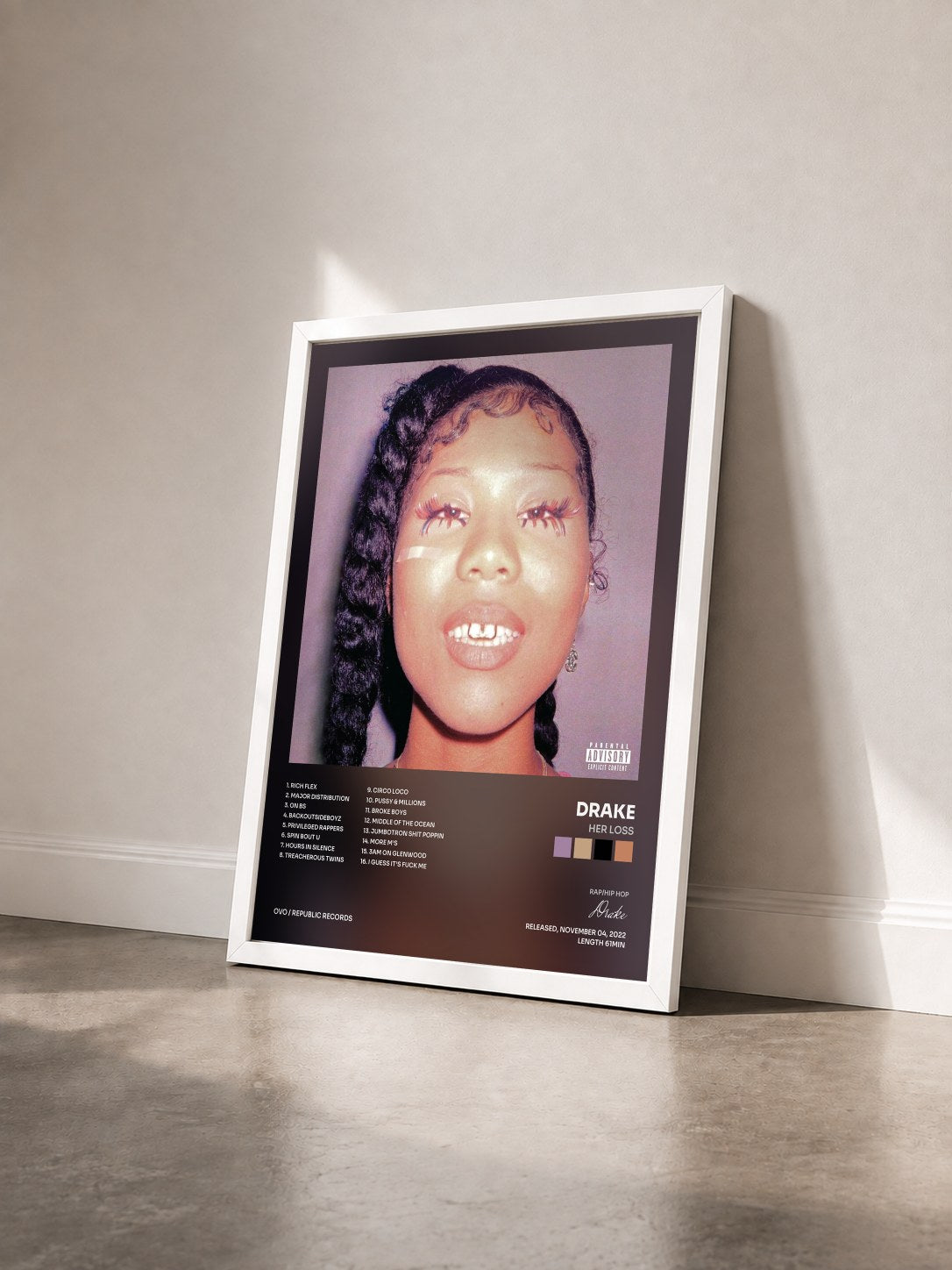 #blanc Tableau de l'album Her Loss de Drake vu de trois quarts, cadre blanc