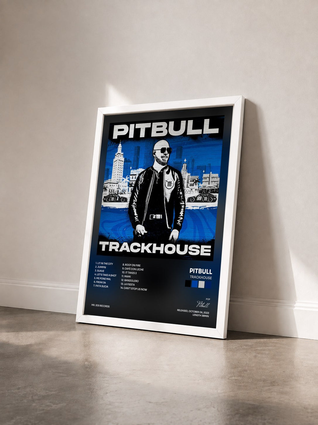 #blanc Trackhouse di Pitbull in stampa incorniciata vista di tre quarti, cornice bianca
