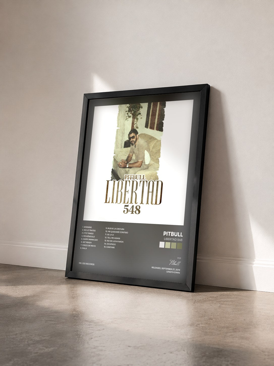 #noir Libertad 548 von Pitbull als gerahmter Kunstdruck von schräg gesehen, schwarzer Rahmen
