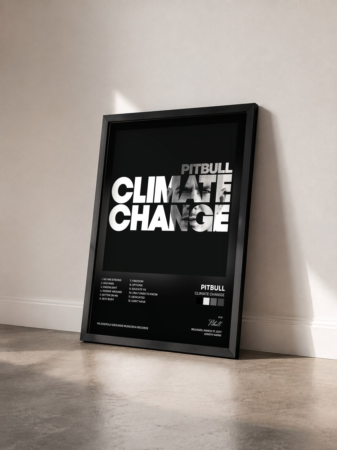 #noir Climate Change von Pitbull als gerahmter Kunstdruck von schräg gesehen, schwarzer Rahmen