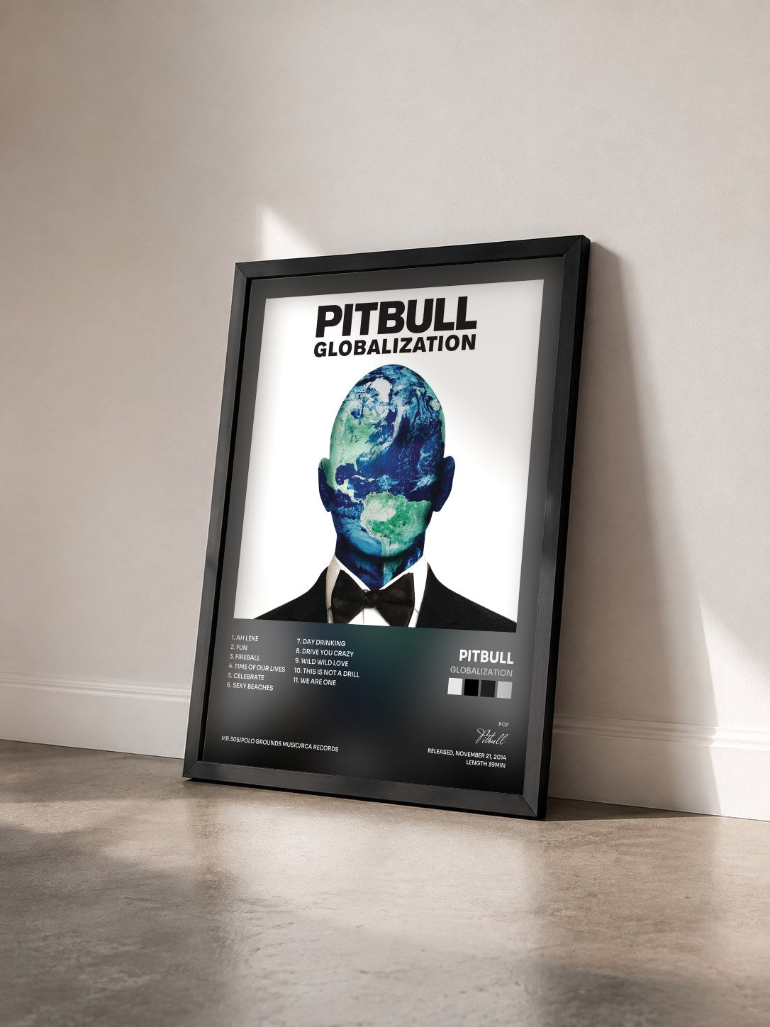 #noir Globalization von Pitbull als gerahmter Kunstdruck von schräg gesehen, schwarzer Rahmen