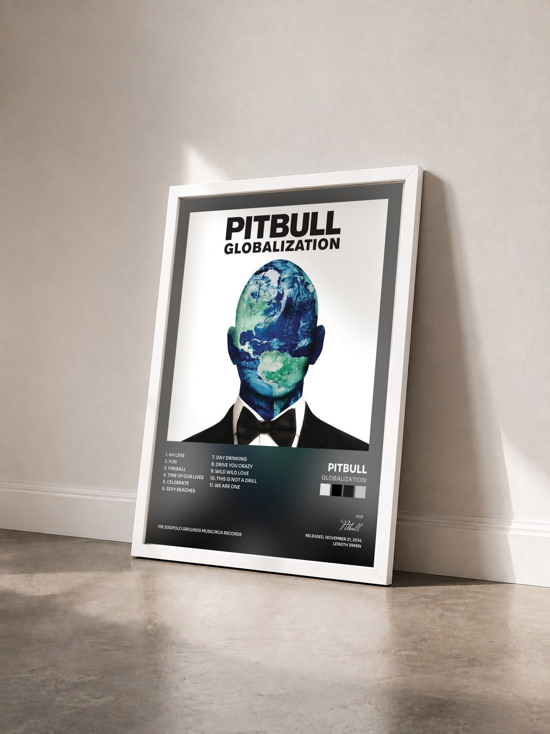 #blanc Globalization von Pitbull als gerahmter Kunstdruck von schräg gesehen, weißer Rahmen