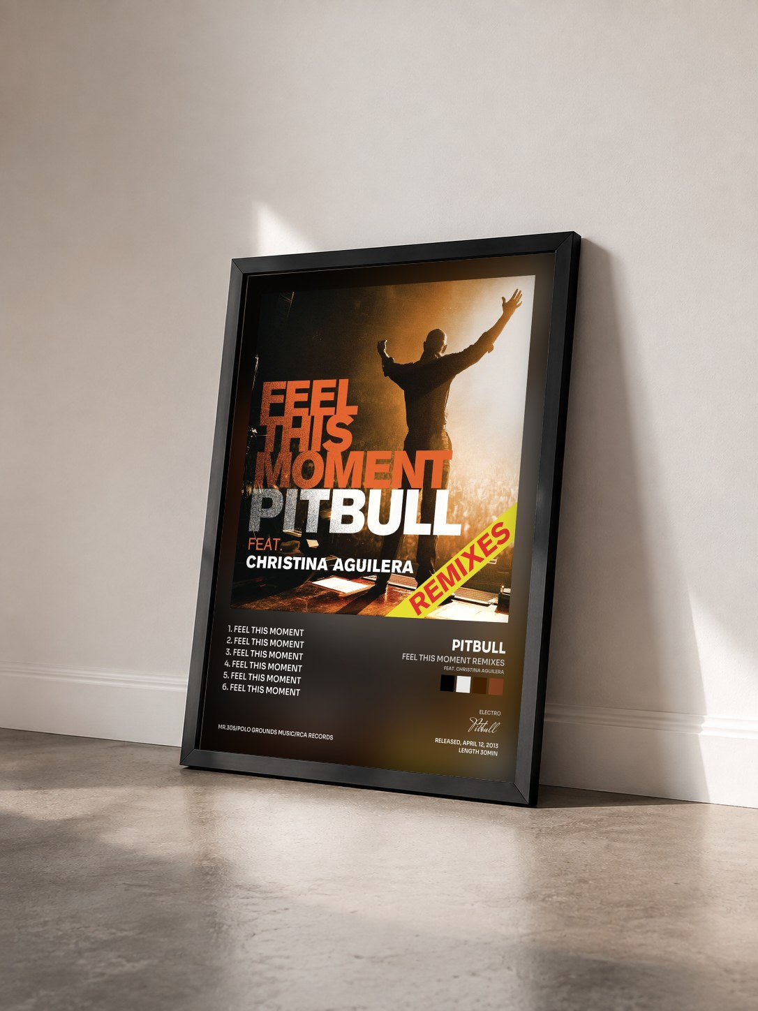 #noir Feel This Moment Remixes (feat. Christina Aguilera) von Pitbull als gerahmter Kunstdruck von schräg gesehen, schwarzer Rahmen